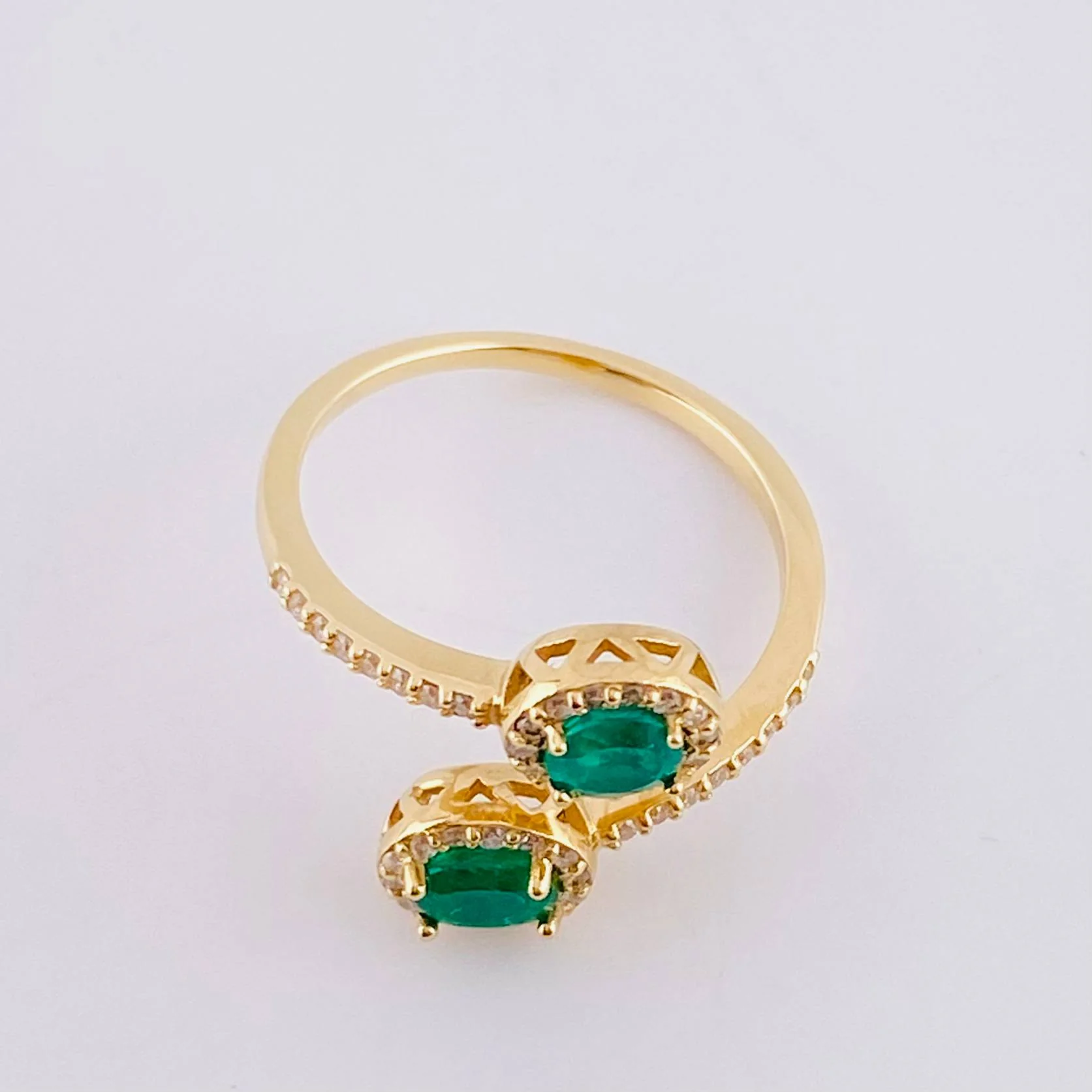 Anillo Aura Verde Esmeraldas 78Pts, Diamantes 30Pts 2.9 g / T7 Oro Amarillo 18K - Image 3