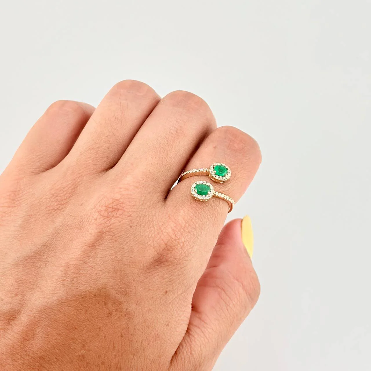 Anillo Aura Verde Esmeraldas 78Pts, Diamantes 30Pts 2.9 g / T7 Oro Amarillo 18K - Image 4