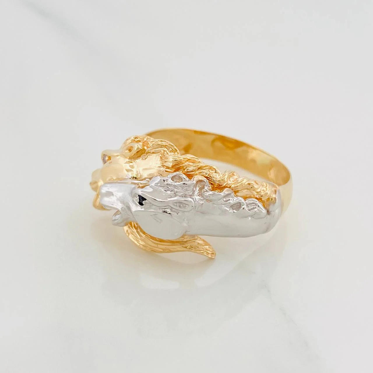 Anillo Caballos Cruzados 6.85 g / T9 3/4 Dos Oros Amarillo Blanco 18K - Image 2