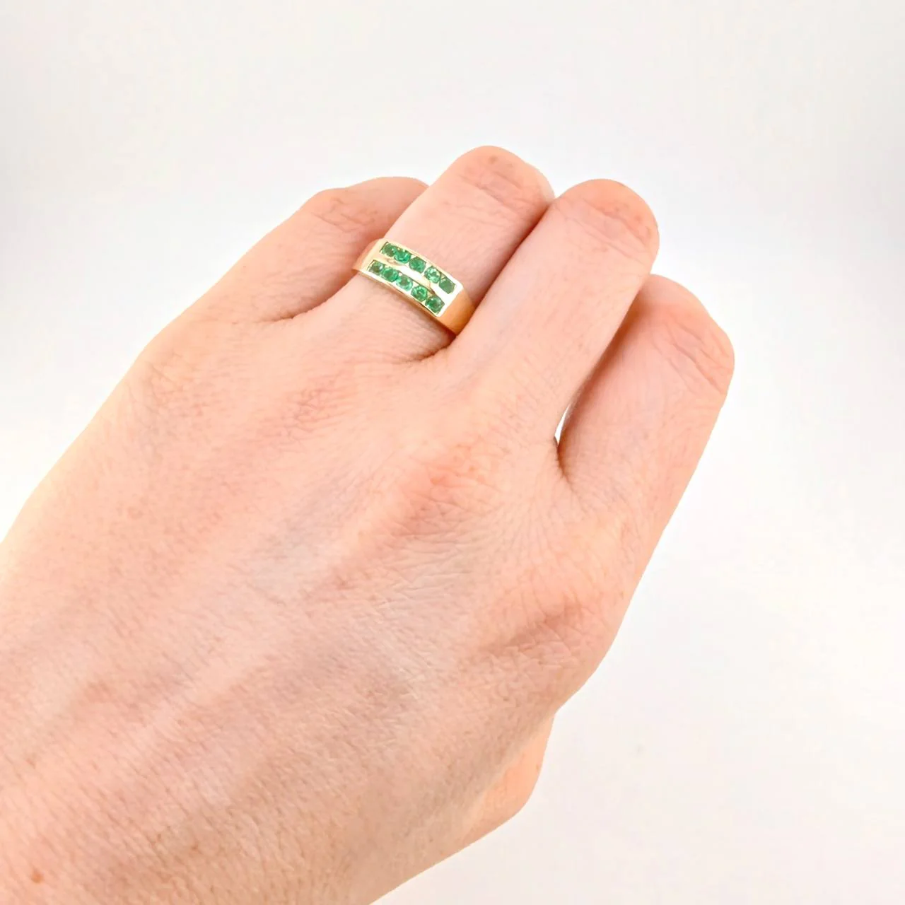 Anillo Carril Doble Linea Esmeraldas 52pts 2.8g / T7 1/4 Oro Amarillo 18K - Image 4