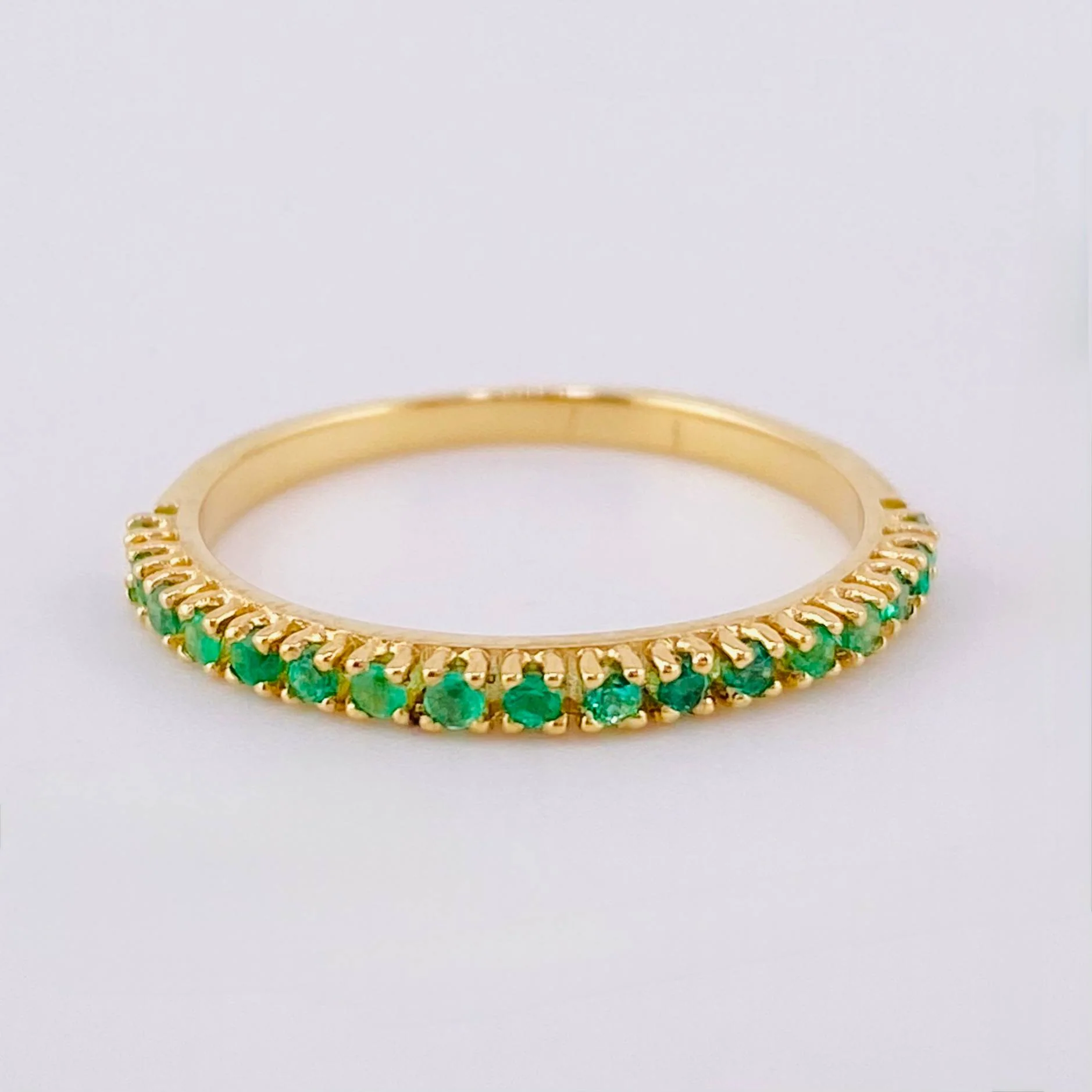 Anillo Carril Esmeraldas 19pts 1.55gr / T6 / Oro Amarillo 18K
