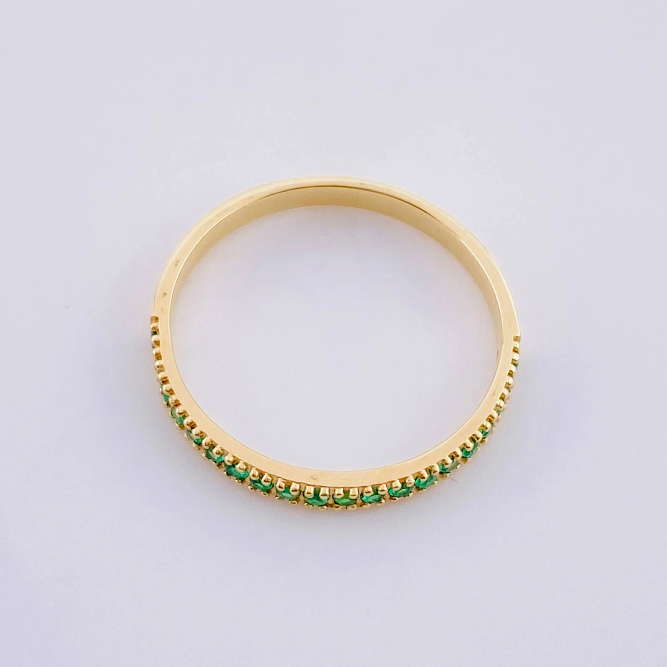 Anillo Carril Tupido Esmeraldas 17pts 1.5g / T6 1/2 Oro Amarillo 18K - Image 3