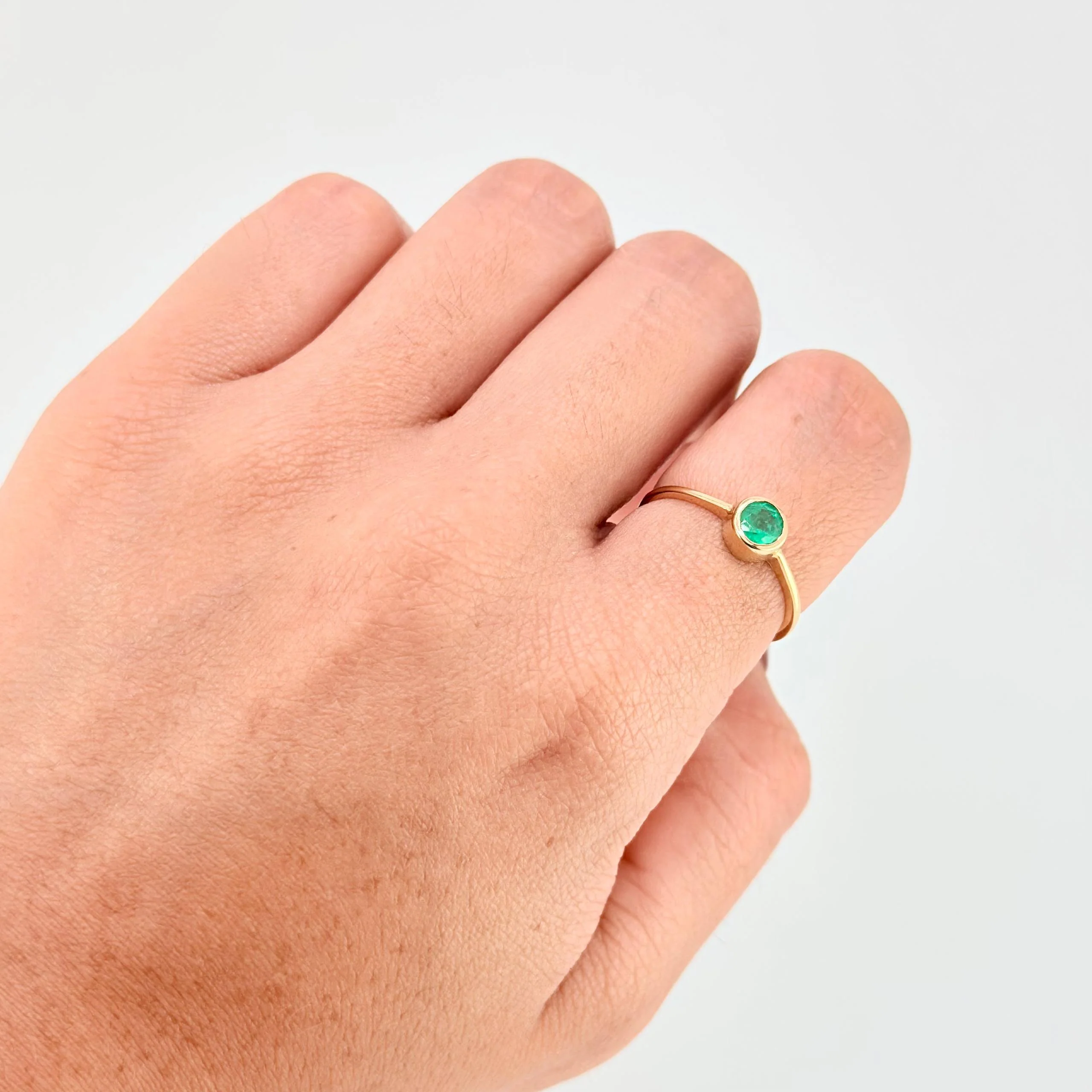 Anillo Circular Esmeralda 70Pts 1.9 g / T7 Oro Amarillo 18K - Image 4