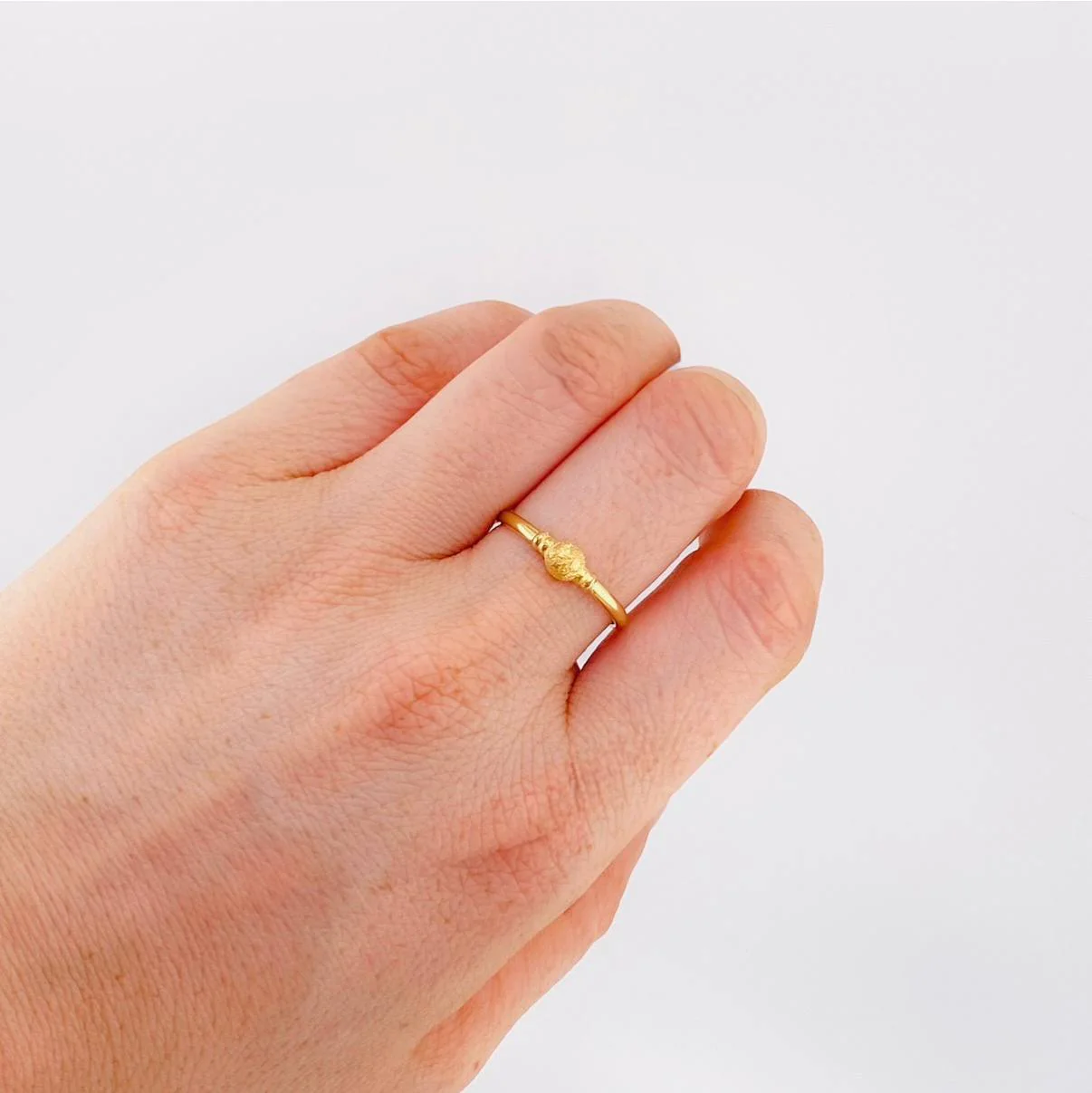 Anillo Circulo Cupula Texturizada 1.1 g / T8 1/4 Oro Amarillo 18K - Image 4
