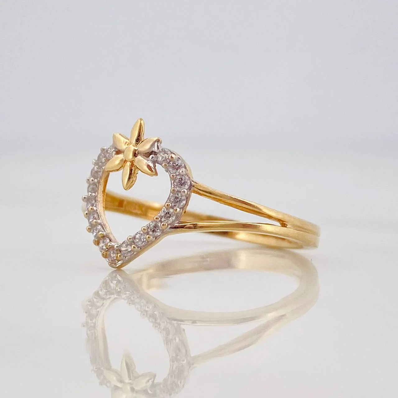 Anillo Corazon Flor 2.15g / T7 1/2 Oro Amarillo 18K - Image 2