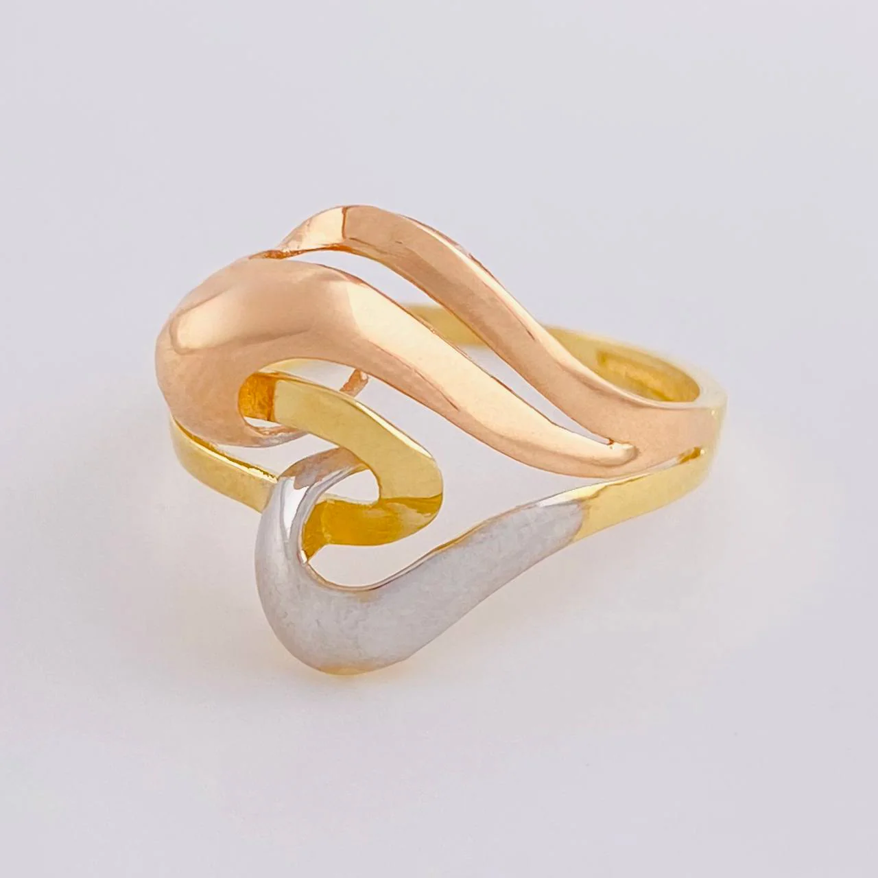 Anillo Corazón Lateral Abstracto 2.45 g / T7 Tres Oros 18K