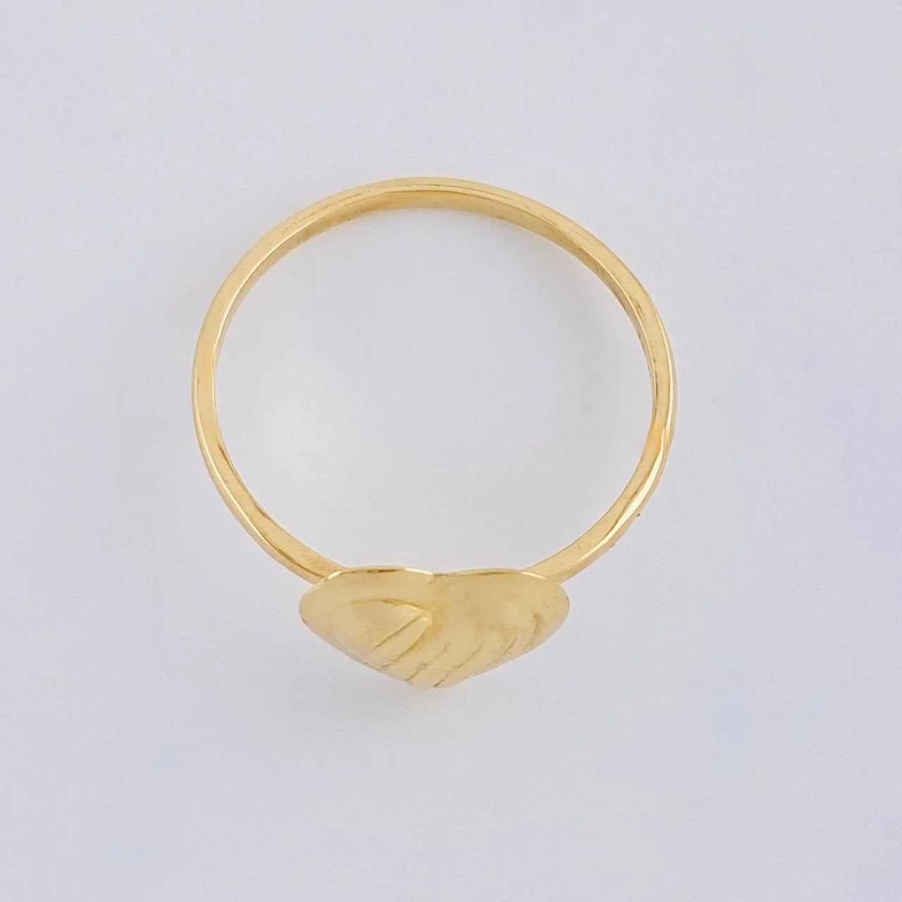Anillo Corazón Sobresalto Lineal 1.05 g / T6 Oro Amarillo 18K - Image 3