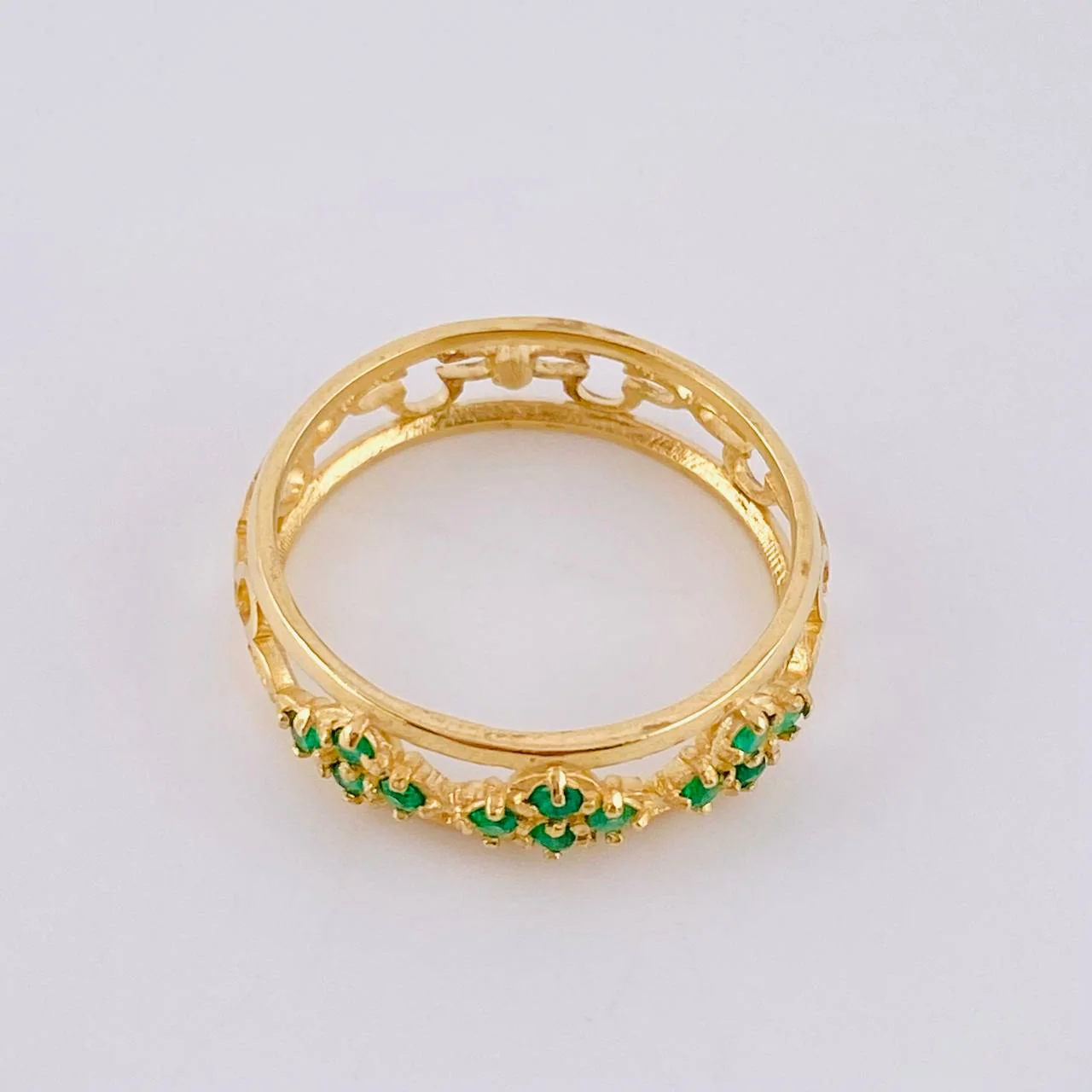 Anillo Crúz Basteada Filigrana Esmeraldas 30pts 3.15gr / T7 1/2 / Oro Amarillo 18K - Image 3