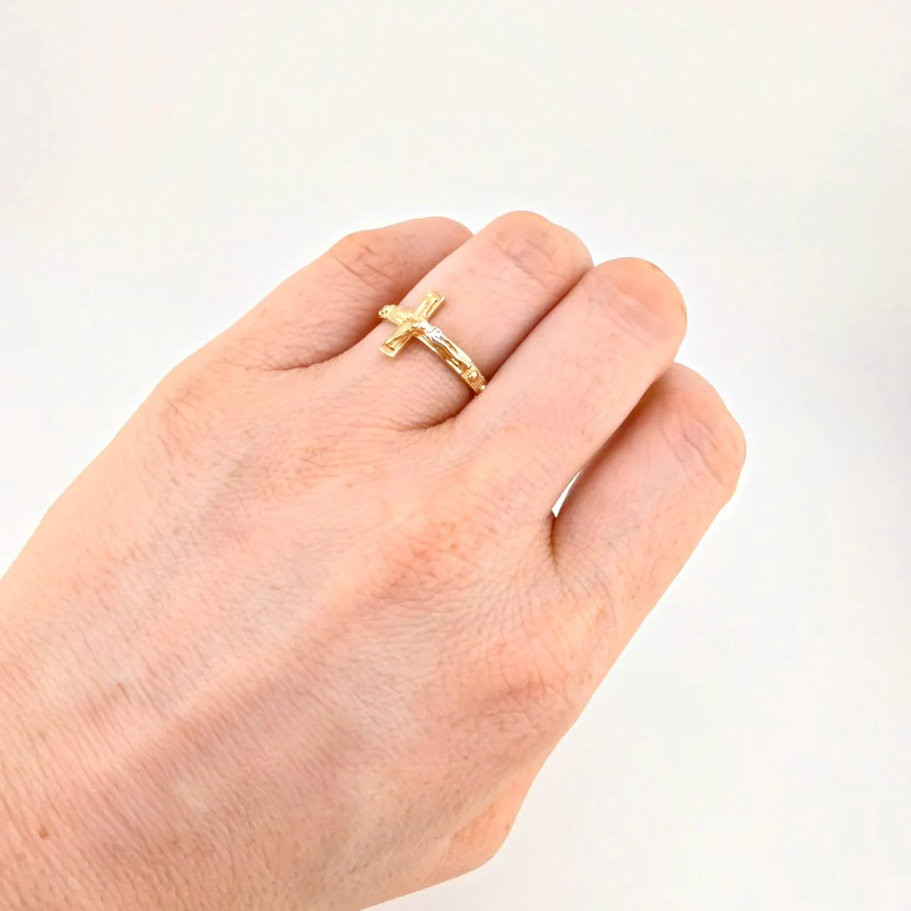 Anillo Cruz Cristo Punteado 3.05g / T7 Dos Oros Amarillo Blanco 18K - Image 4