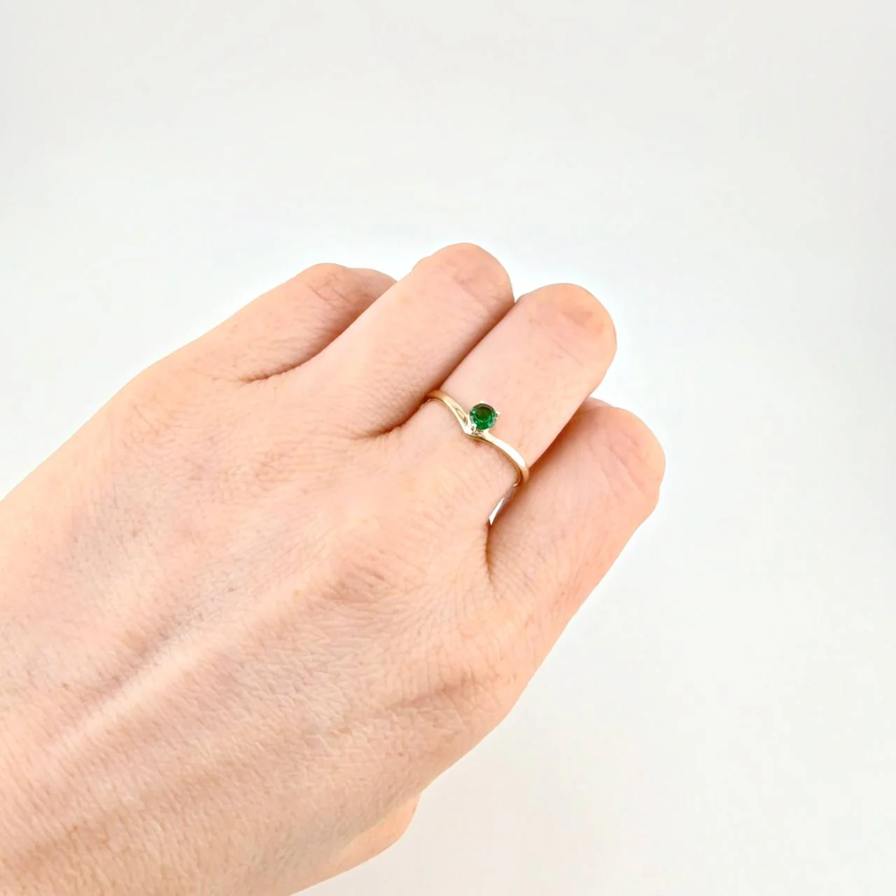 Anillo Curva en V Solitario 1.25g / T7 1/2 Oro Amarillo 18K - Image 4