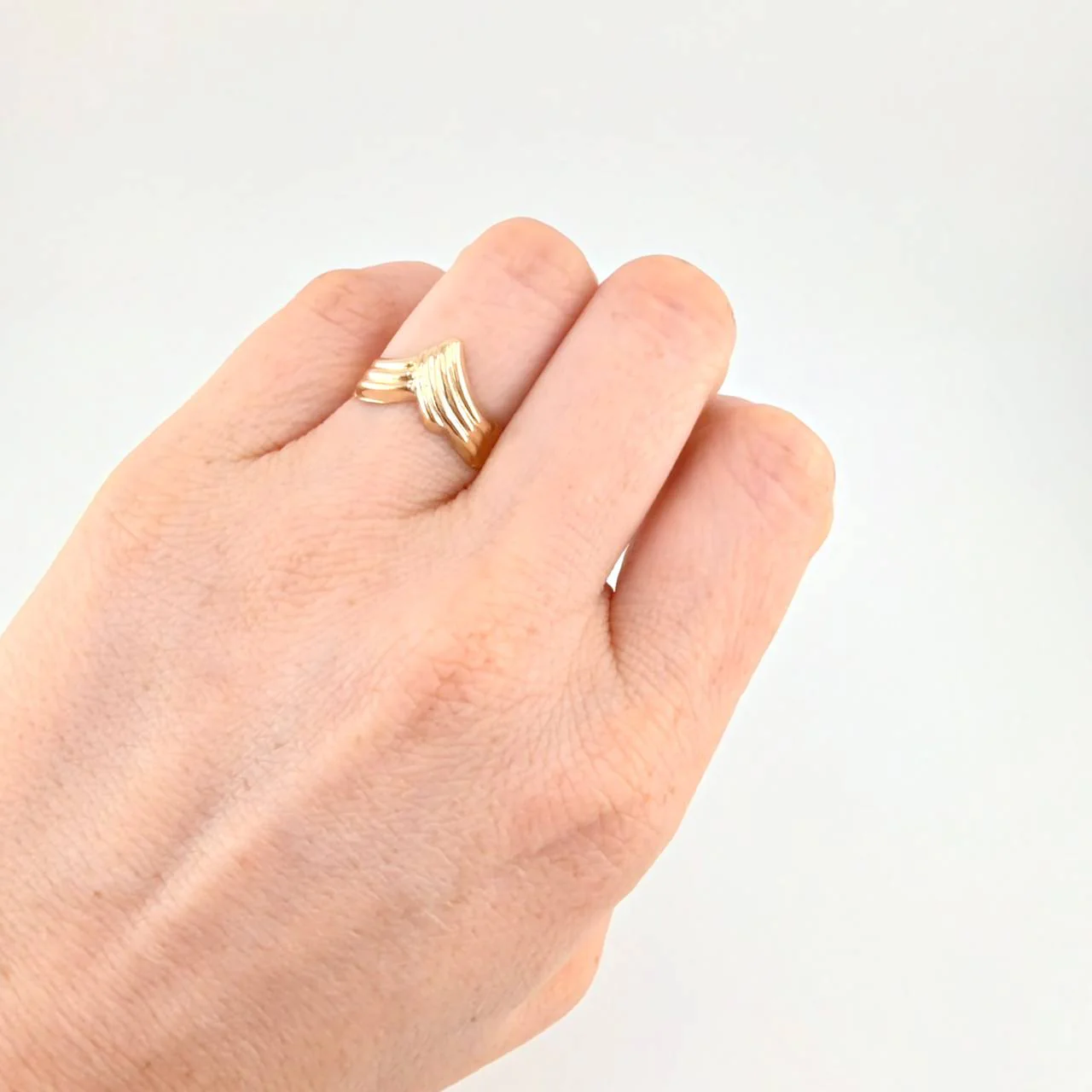 Anillo Curva Enlazada 1.65 g / T5 1/2 Oro Amarillo 18K - Image 4