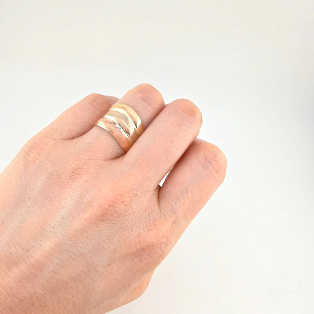 Anillo Curvo Tres Lineas 3.25 g / T7 1/2 Tres Oros 18K - Image 4