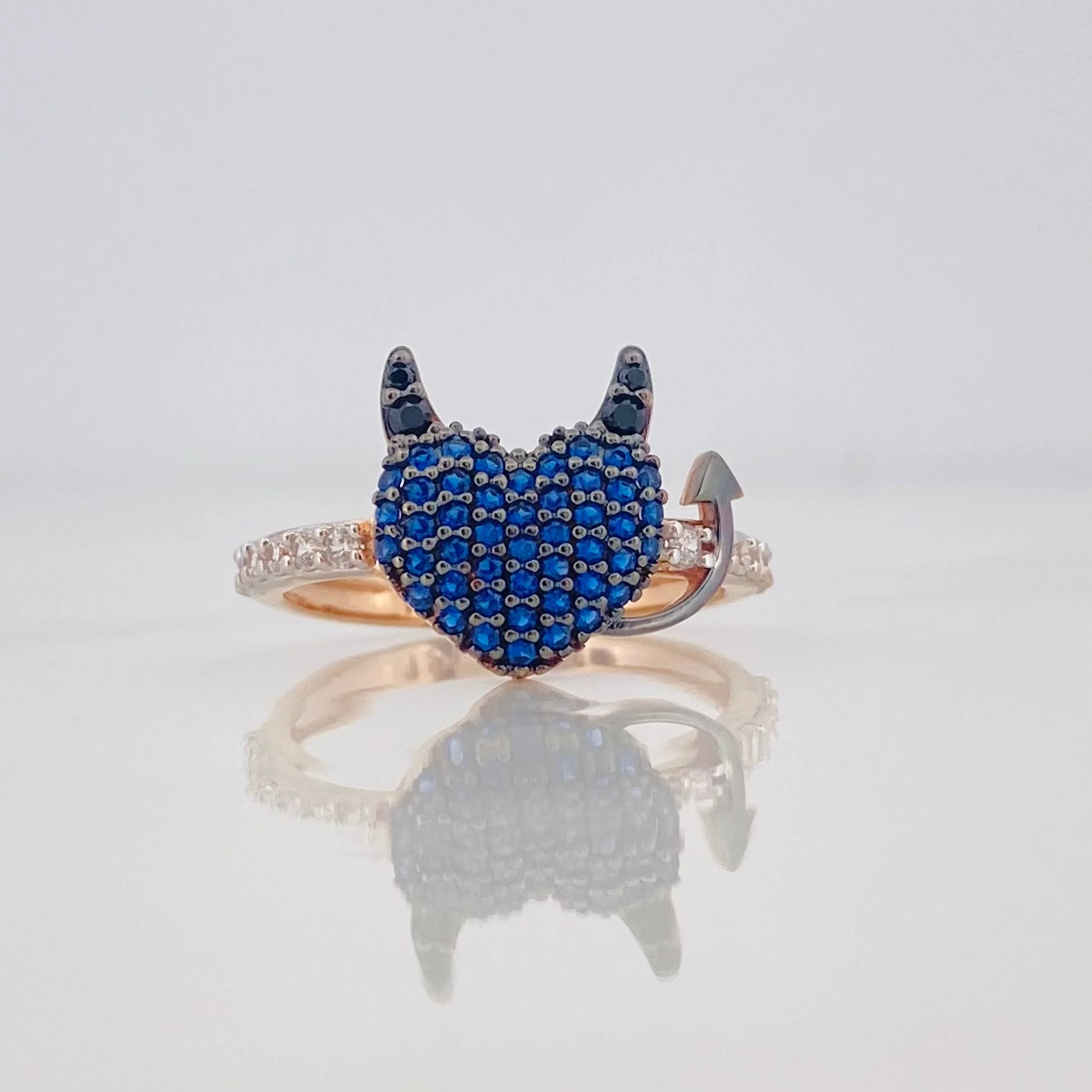 Anillo Devil 2.6g / T5 3/4 Tres Oros 18K