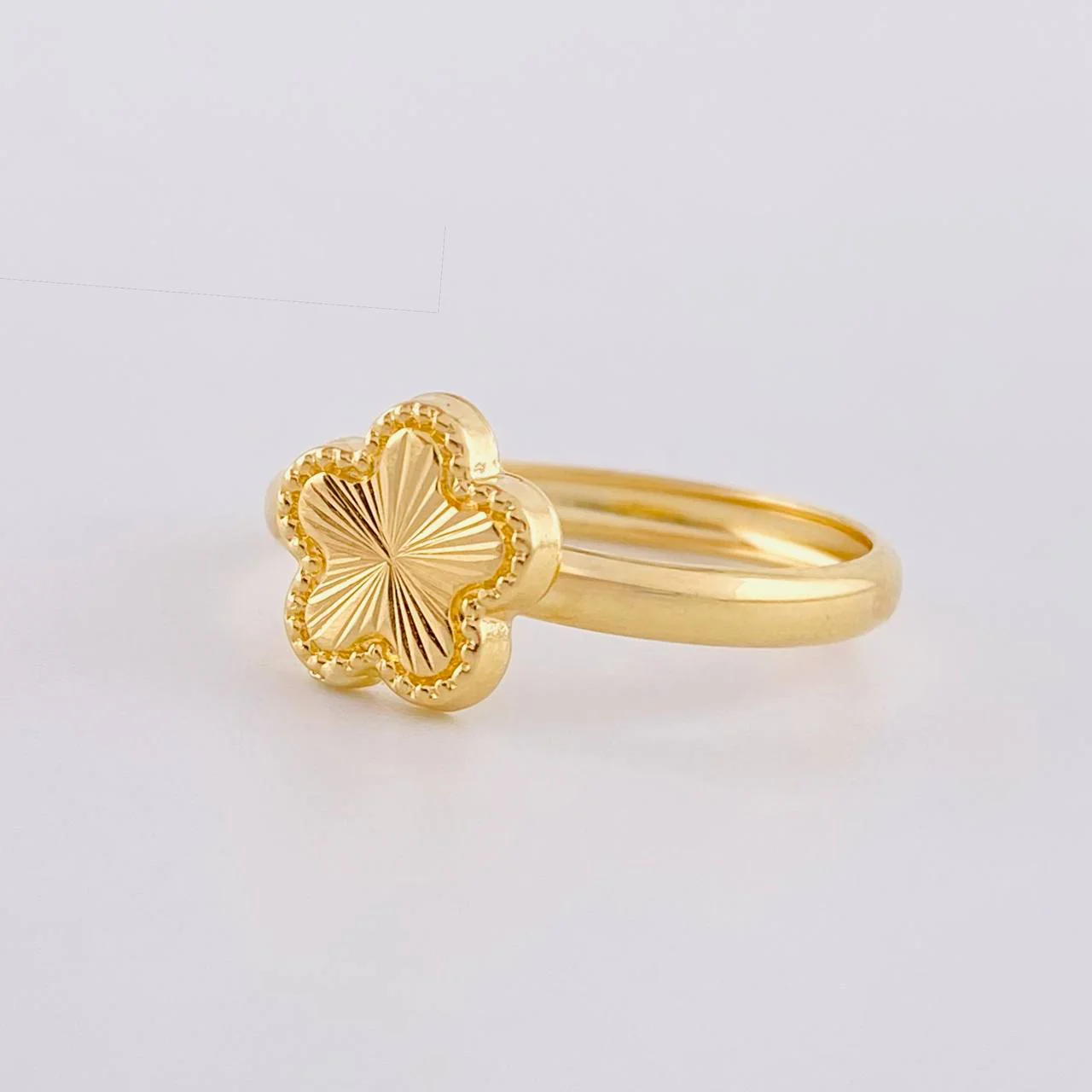 Anillo Flor Diamantada 1.2g / T9 1/2 Oro Amarillo 18K - Image 3
