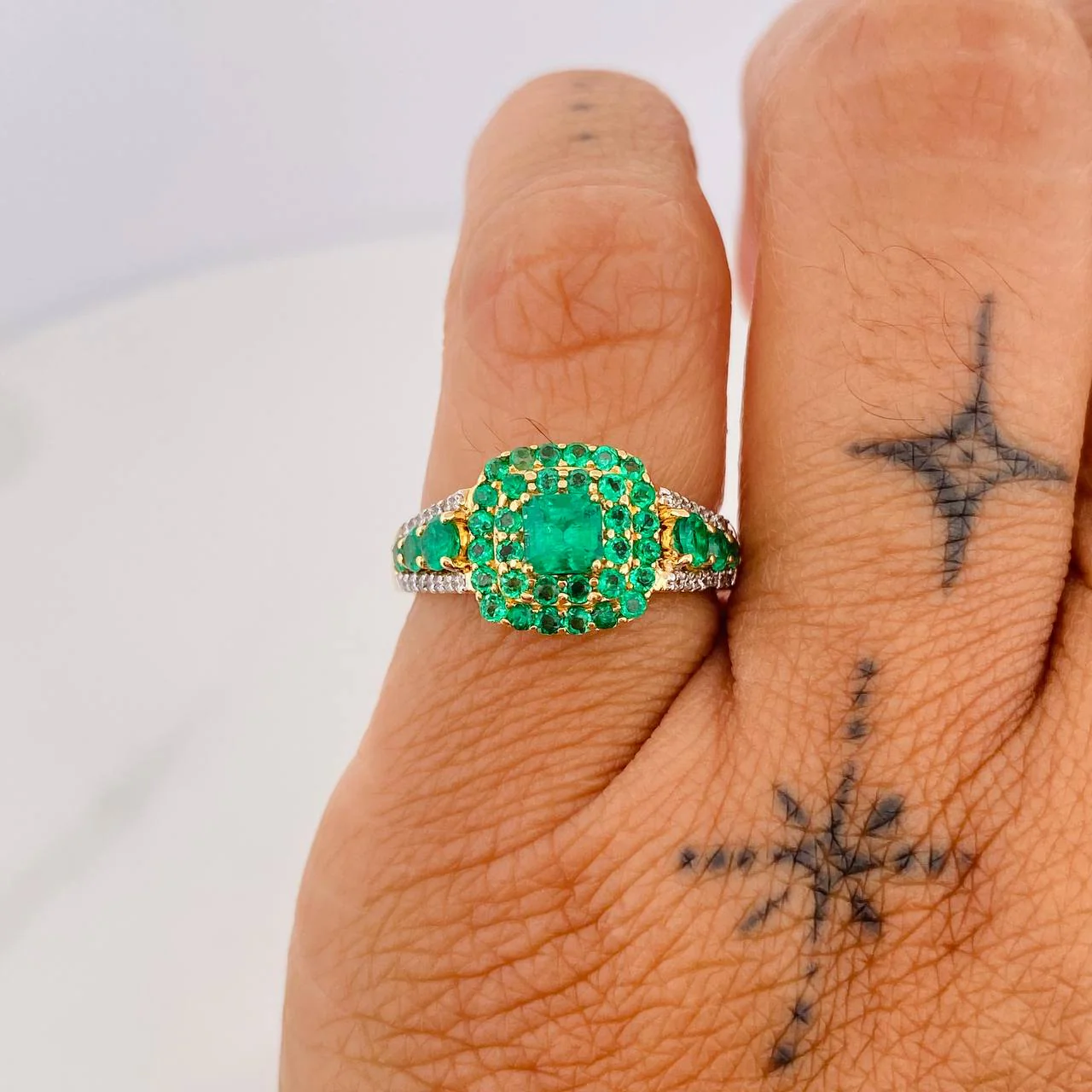 Anillo Halo Cuadrado Esmeraldas 1.04 qts Diamantes 12 pts 3.4gr / T5 3/4 / Dos Oros Amarillo Blanco 18K % - Image 4