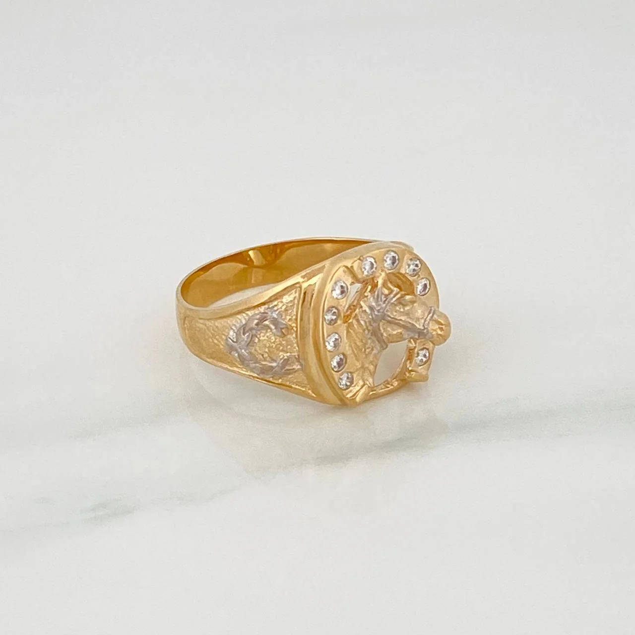Anillo Herradura Caballo 5.45gr / T8 1/2 / Dos Oros Amarillo Blanco 18K - Image 3