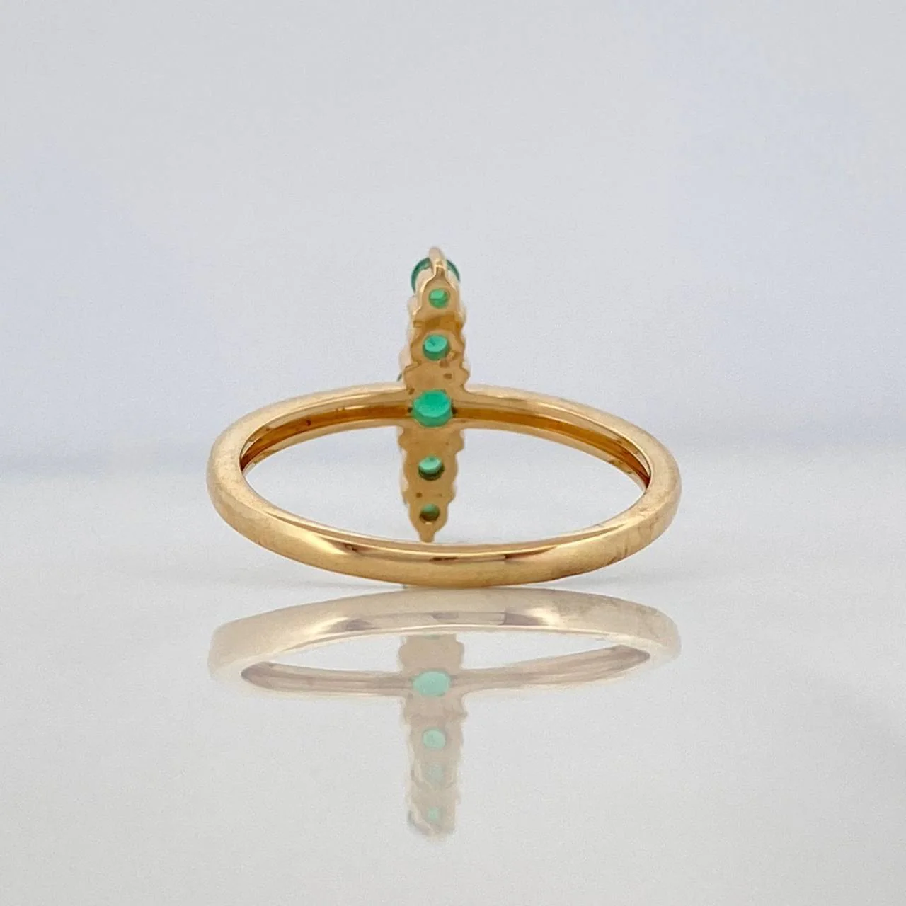 Anillo Lineal Esmeraldas 30Pts 2.2 g / T5 3/4 Oro Amarillo 18K - Image 3