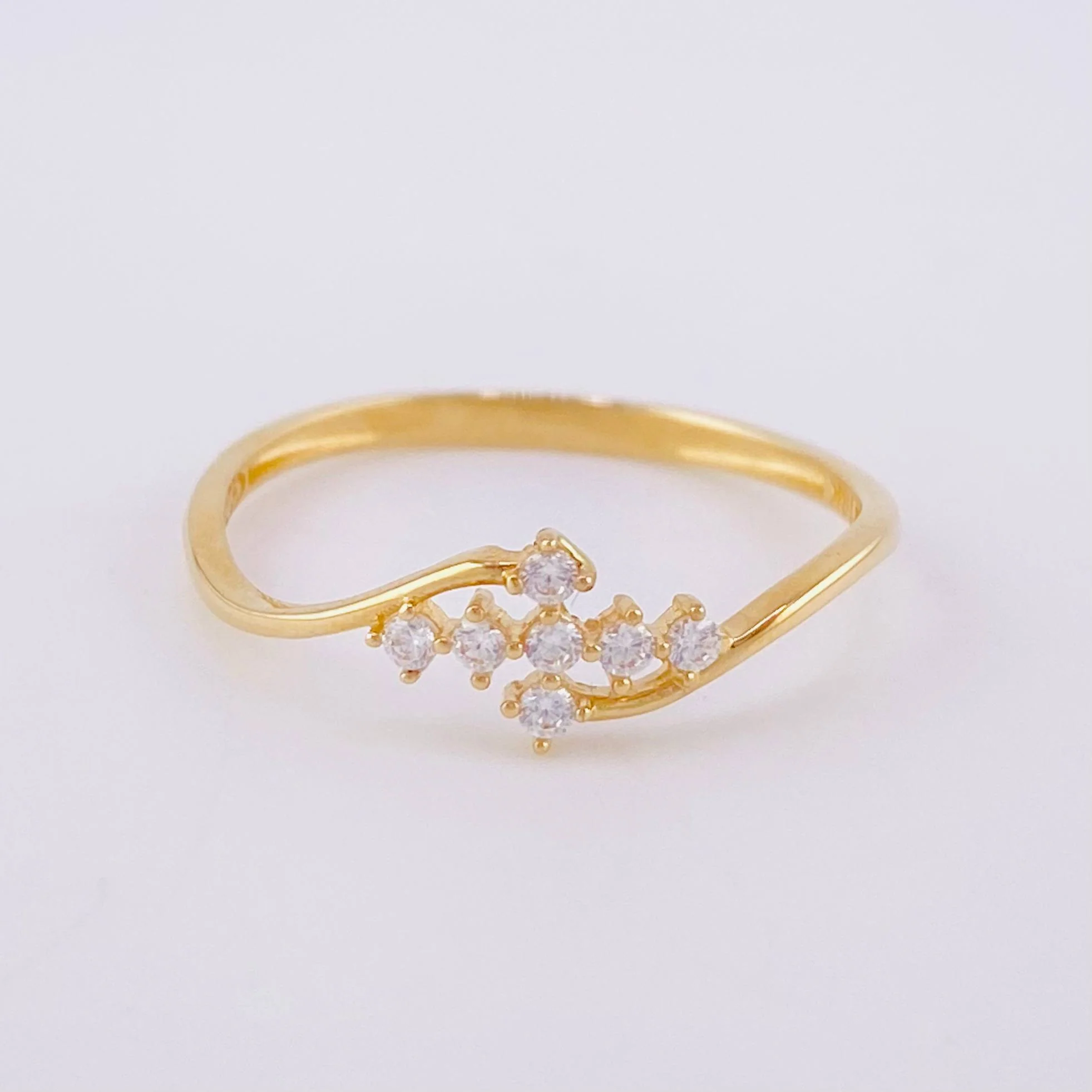 Anillo Lineas Curva Cruz 1.2 g / T7 3/4 Oro Amarillo 18K