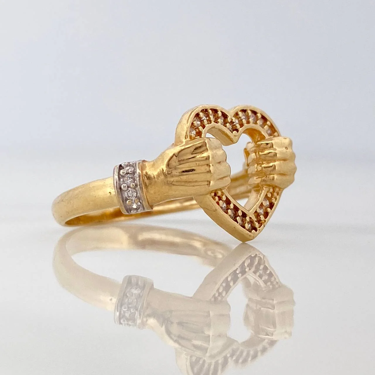 Anillo Manos Corazon 4.1gr / T7 1/2 / Dos Oros Amarillo Blanco 18K - Image 2
