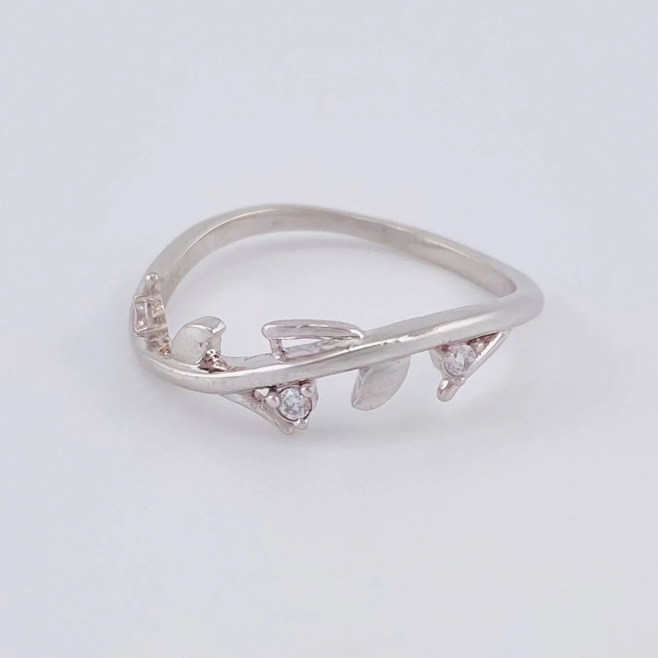 Anillo Ramillete Hojas 1.9 g / T6 Oro Blanco 18K