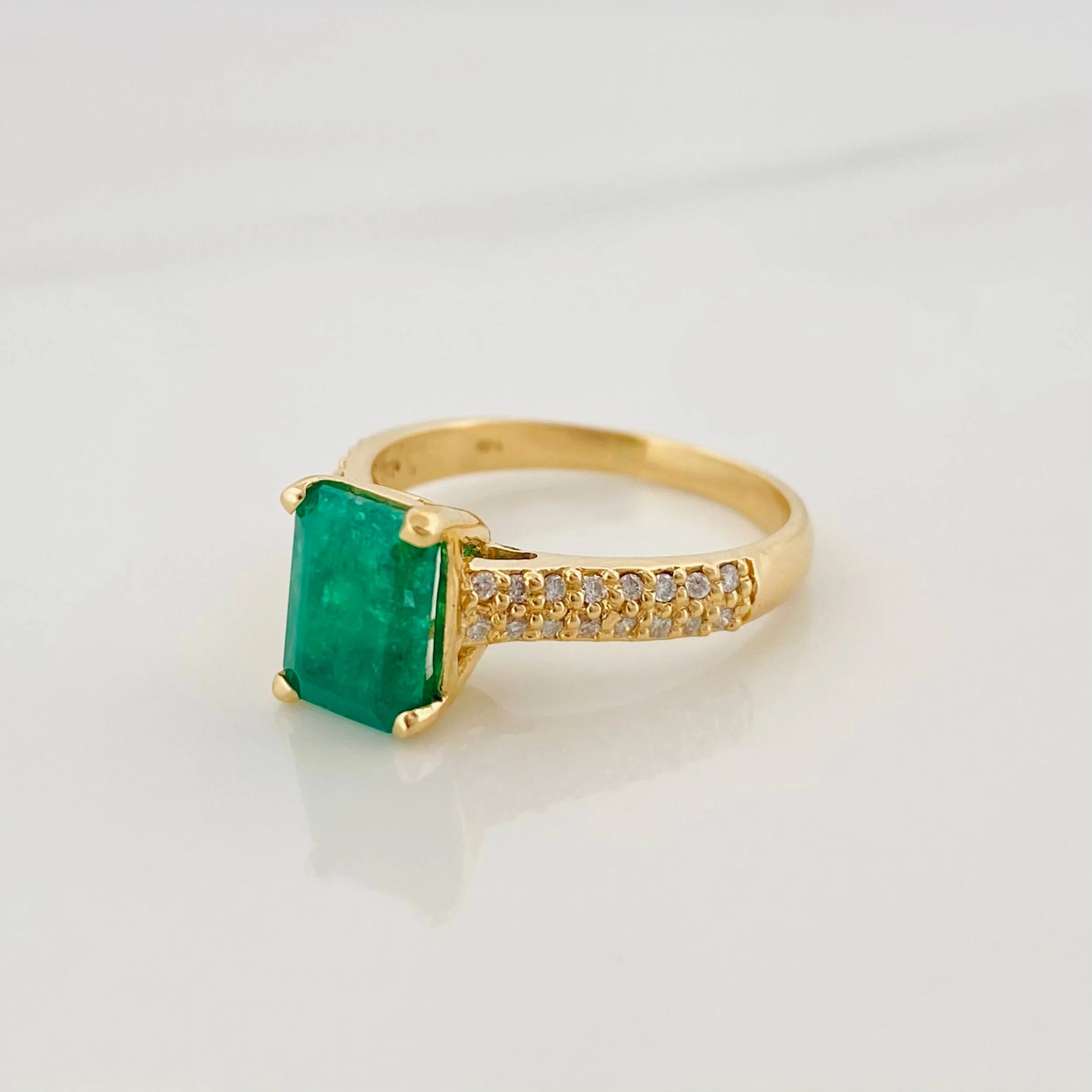 Anillo Rectangular Diamantes 33Pts Esmeralda 1.23Qts 3.4 g / T6 Oro Amarillo 18K - Image 2