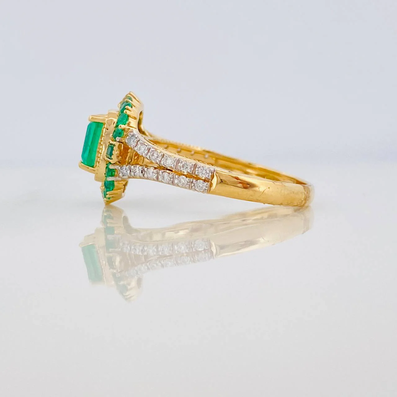 Anillo Rectangulo Tupido Esmeraldas 0.80 pts Diamantes 14 pts 3.65gr / T6 3/4 / Dos Oros Amarillo Blanco 18K - Image 2