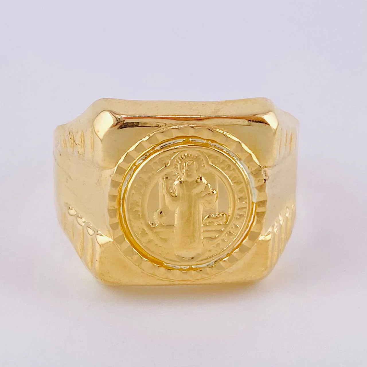 Anillo San Benito Escudo Sagrado 3.7 g / T11 Oro Amarillo 18K