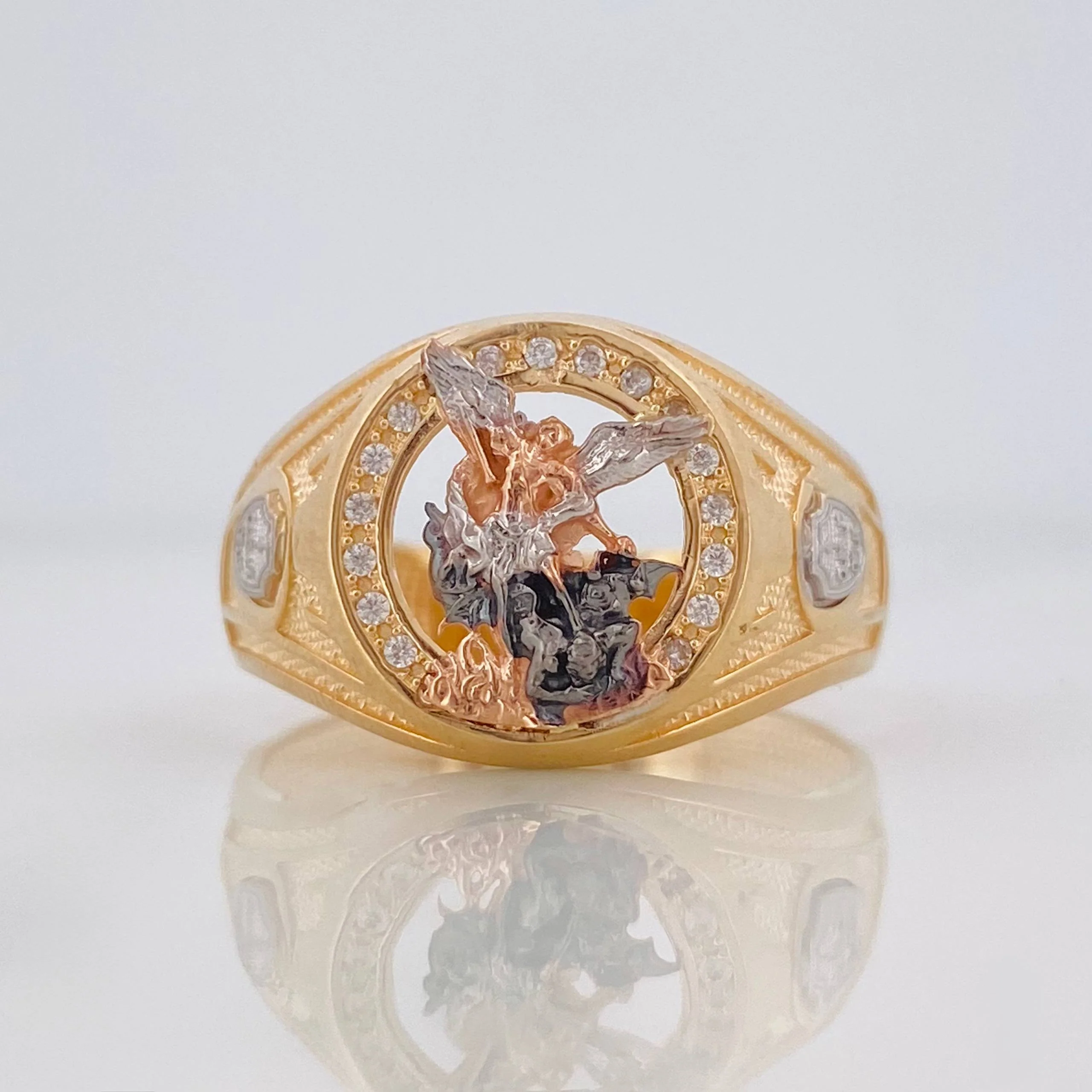 Anillo San Miguel Arcángel 6.05 g / T9 3/4 Tres Oros 18K
