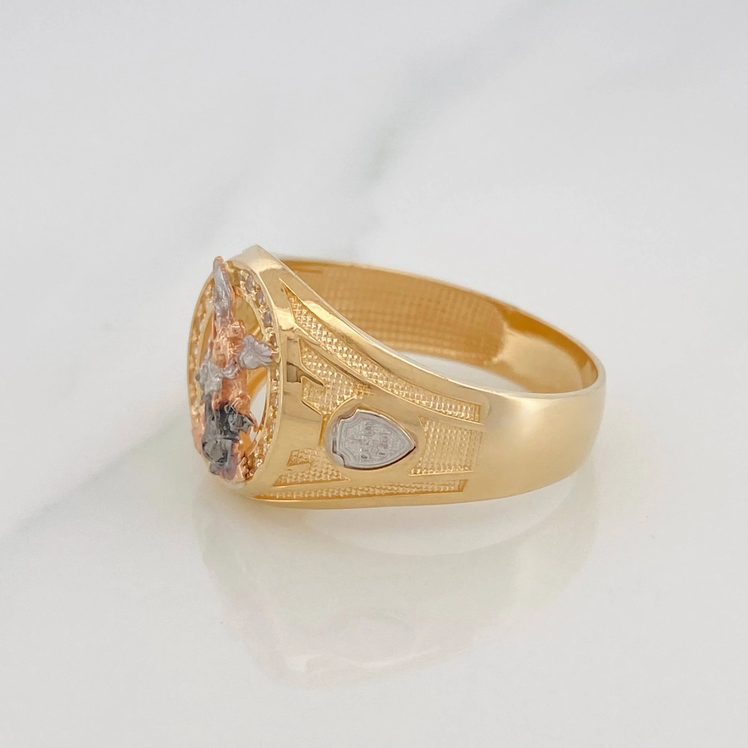 Anillo San Miguel Arcángel 6.05 g / T9 3/4 Tres Oros 18K - Image 3
