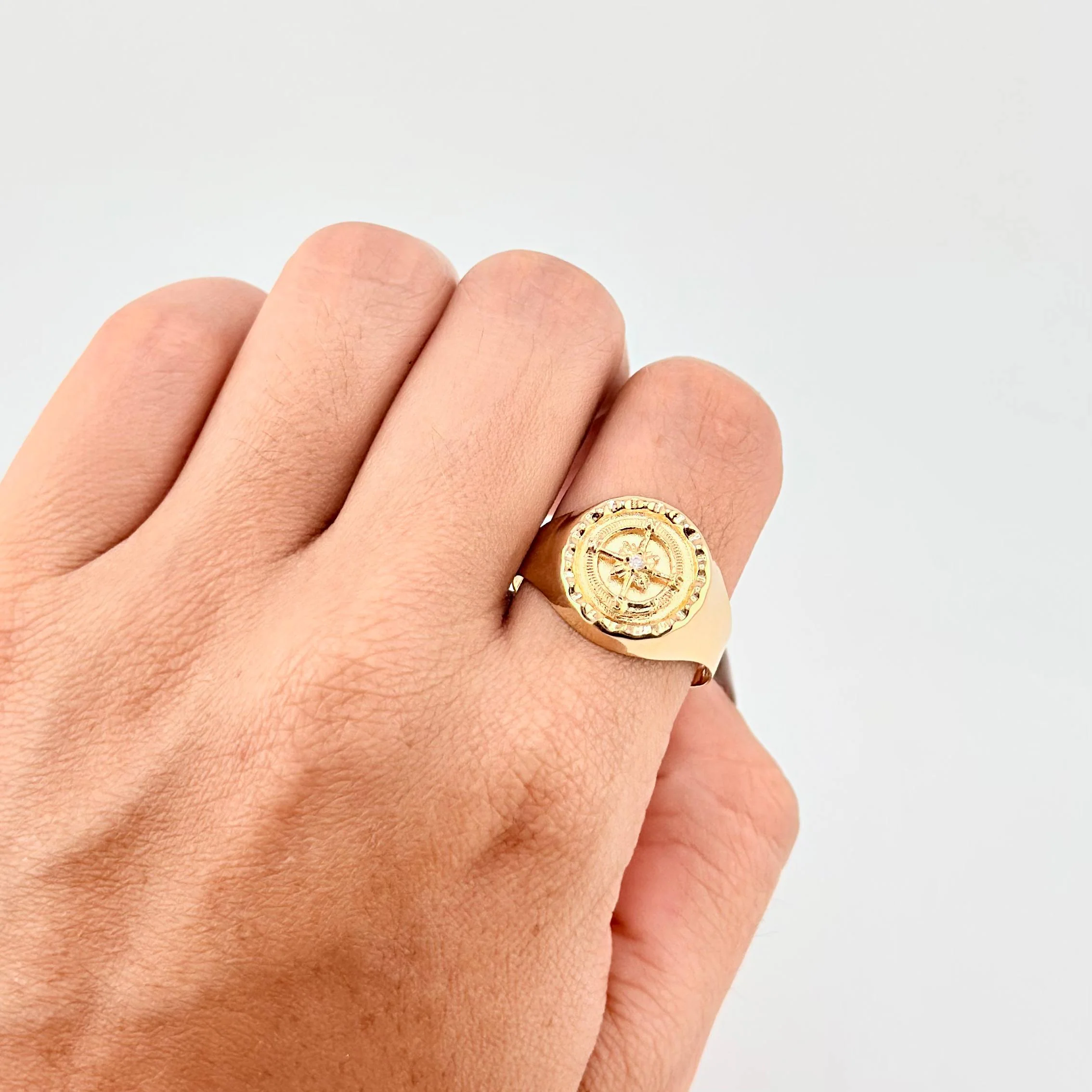 Anillo Sello Bordeado Brujula 3.5g / T10 3/4 Oro Amarillo 18K - Image 4