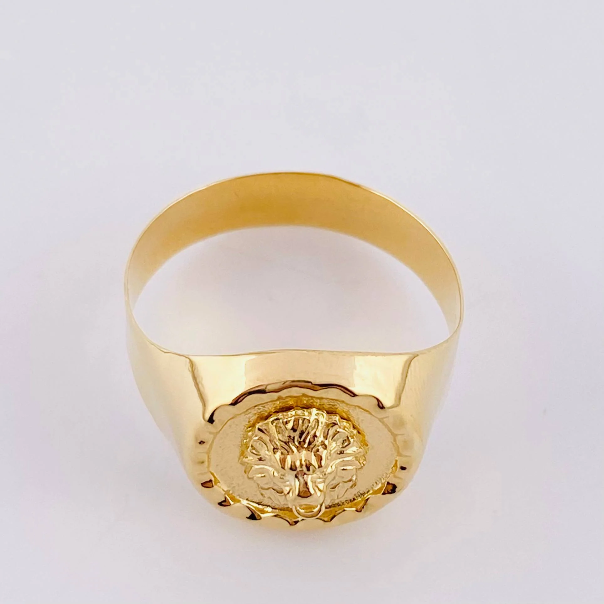 Anillo Sello Bordeado Leon 3.9g / T9 1/2 Oro Amarillo 18K - Image 2