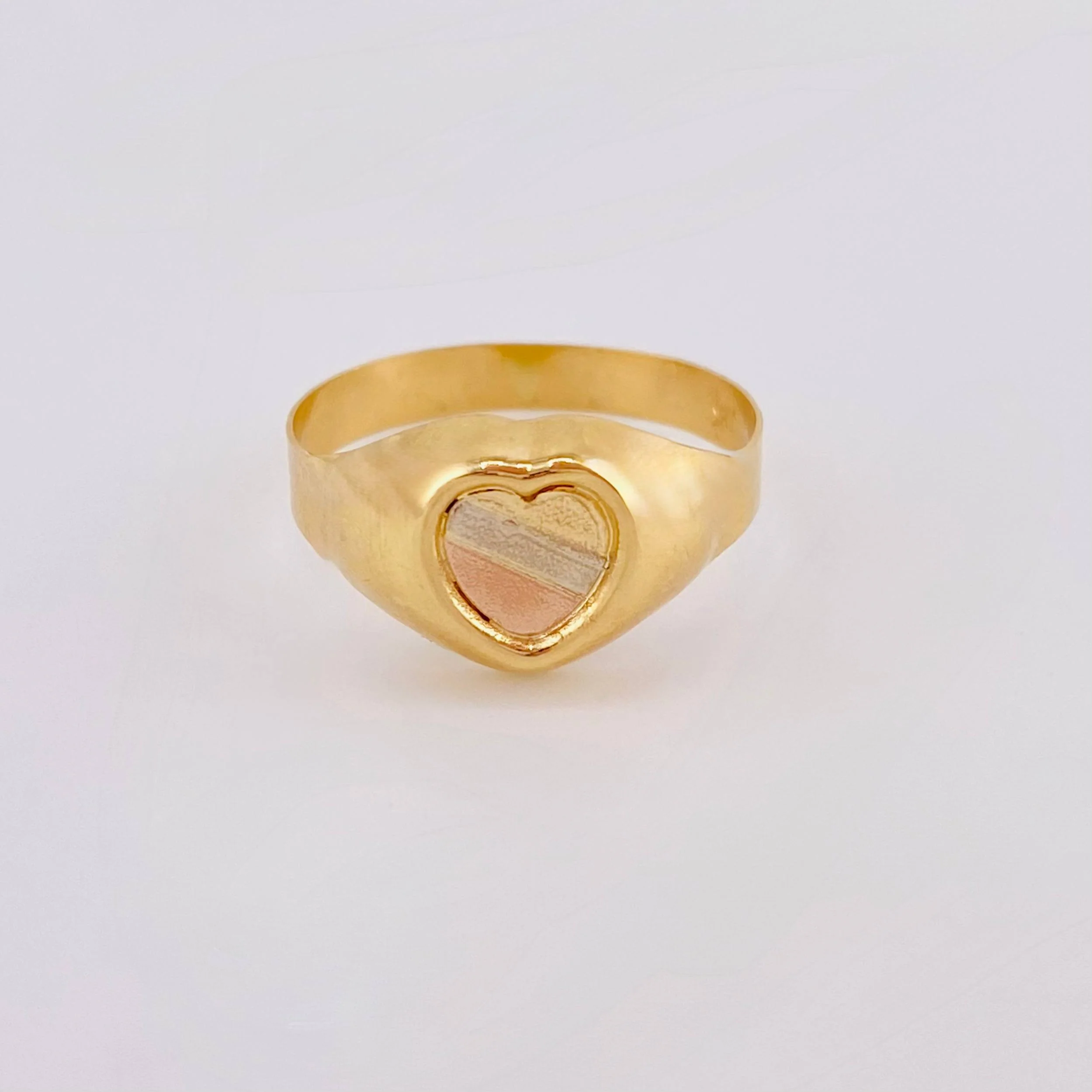 Anillo Sello Corazón 1.7 g / T6 Tres Oros 18K
