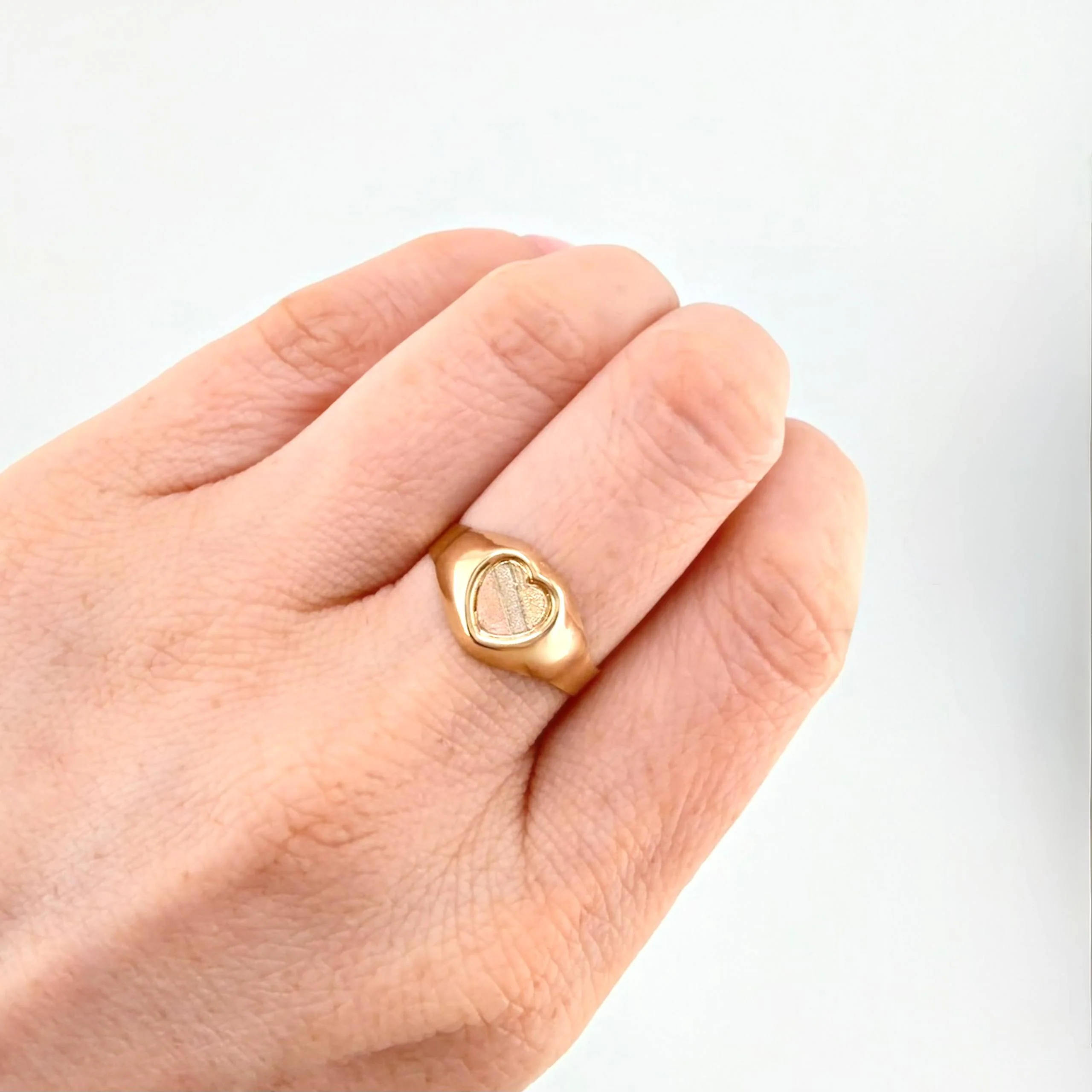 Anillo Sello Corazon 1.75gr / T7 1/2 / Tres Oros 18K © - Image 4