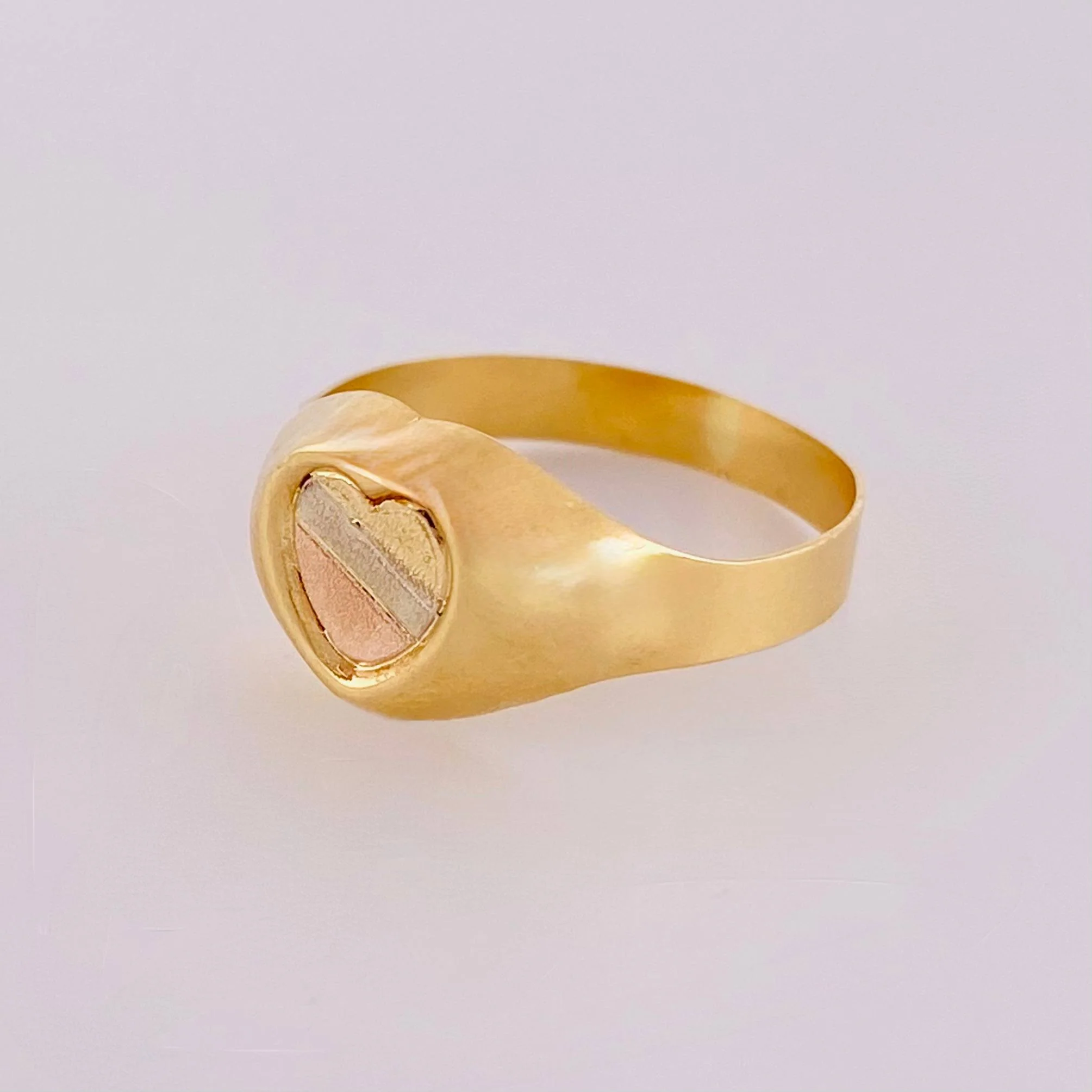 Anillo Sello Corazón 1.9 g / T9 1/2 Tres Oros 18K - Image 2