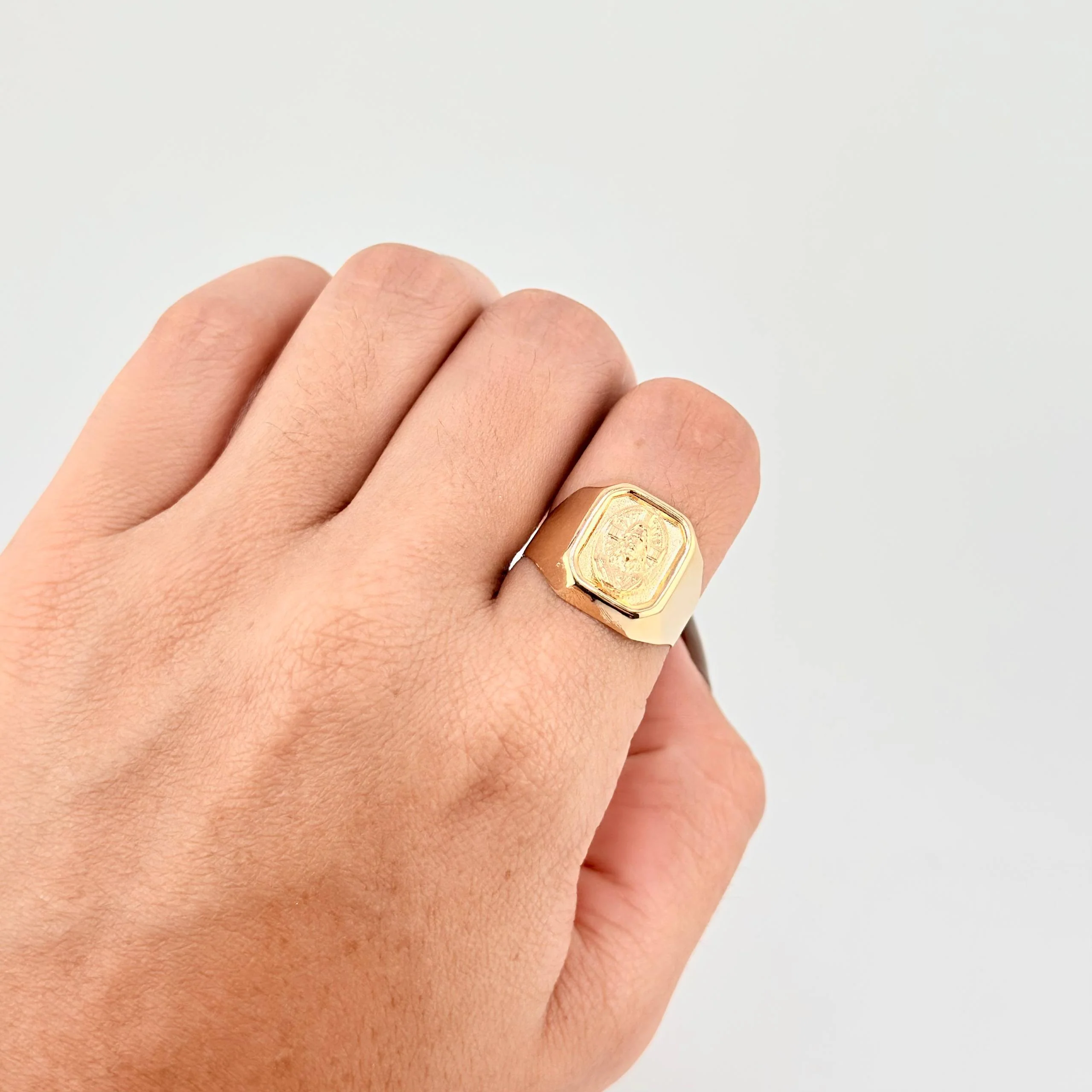 Anillo Sello Cristo Destellos 3.85g / T8 1/2 Oro Amarillo 18K - Image 4