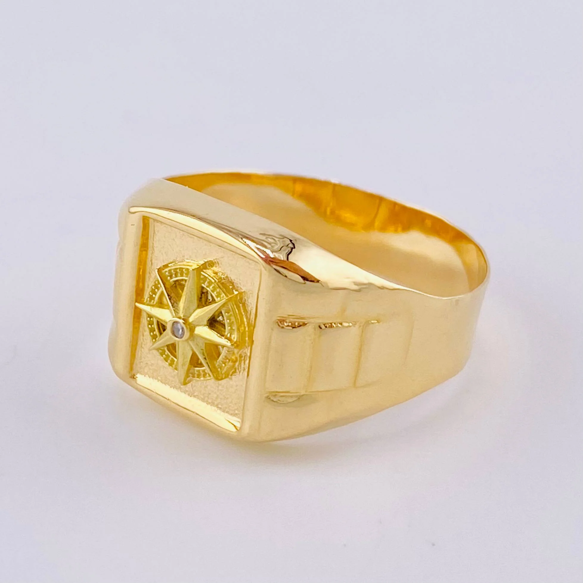 Anillo Sello Estrella Cardinal 2.9g / T9 1/2 Oro Amarillo 18K - Image 2