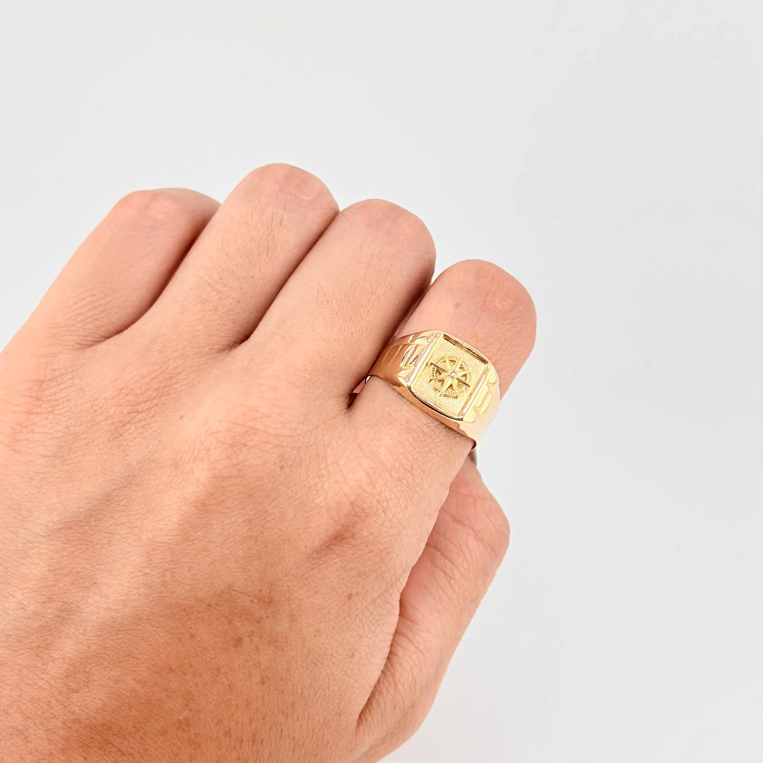 Anillo Sello Estrella Cardinal 2.9g / T9 1/2 Oro Amarillo 18K - Image 4