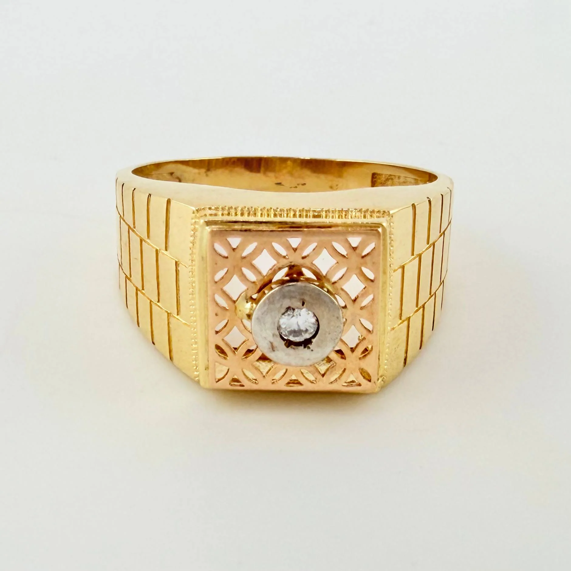 Anillo Sello Incrustado Detallado 6gr / T10 3/4 / Tres Oros 18K *
