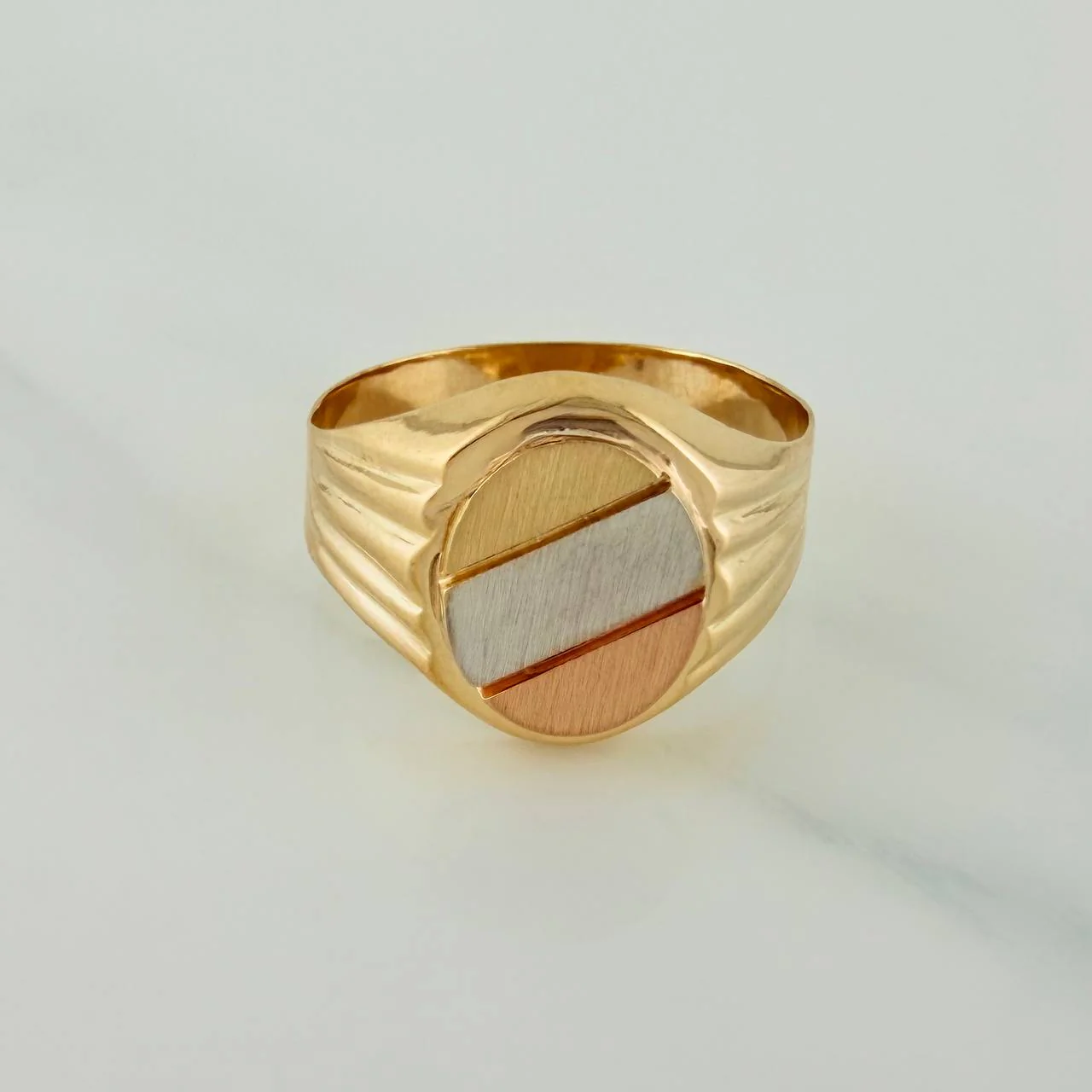 Anillo Sello Ovalado 4.6gr / T10 1/4 / Tres Oros 18K