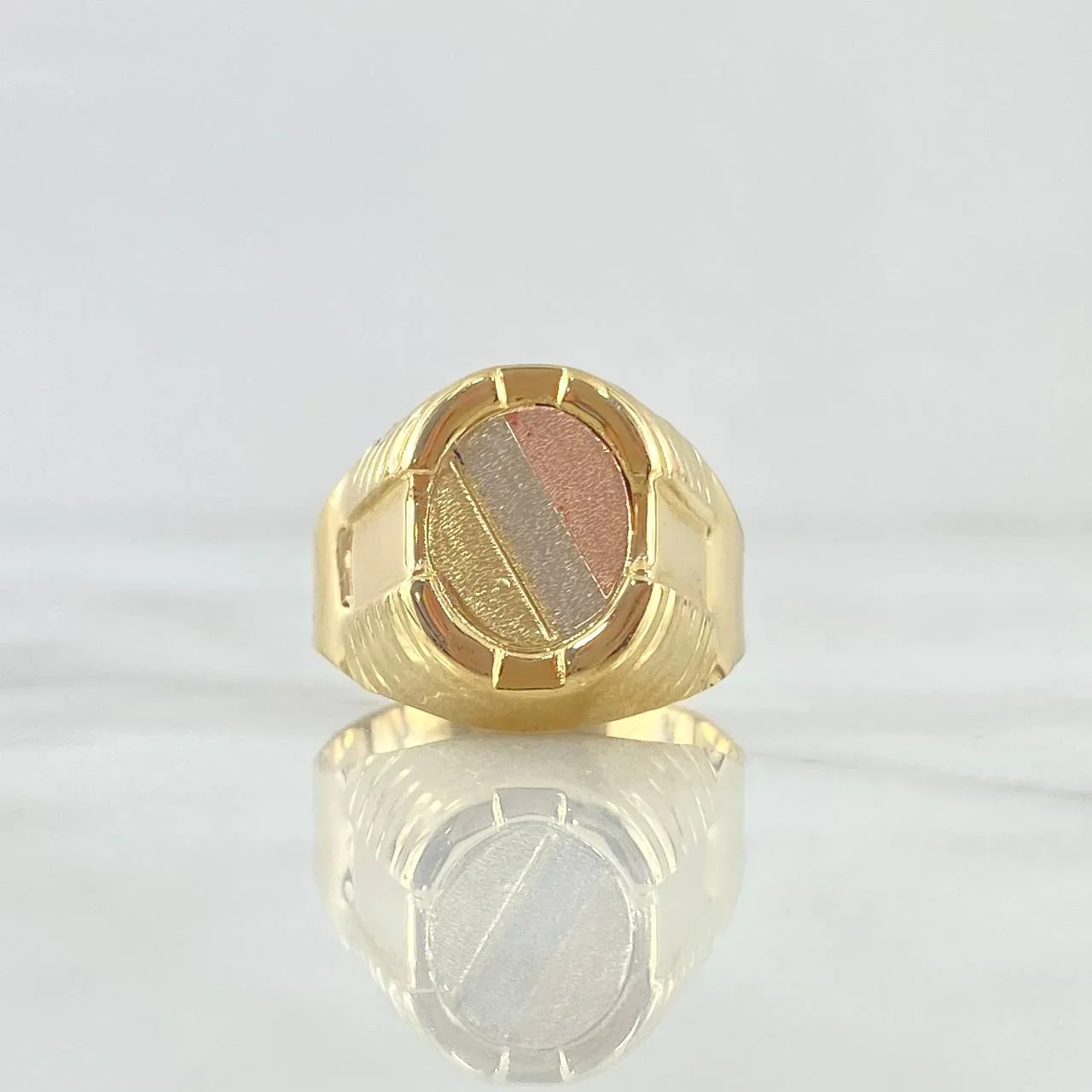 Anillo Sello Ovalo Con Marco 3.75 g / T9 3/4 Tres Oros 18K
