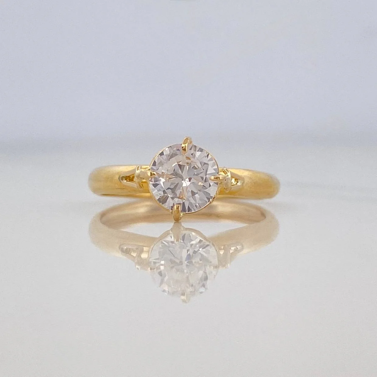 Anillo Solitario 1.3 g / T7 1/2 Oro Amarillo 18K