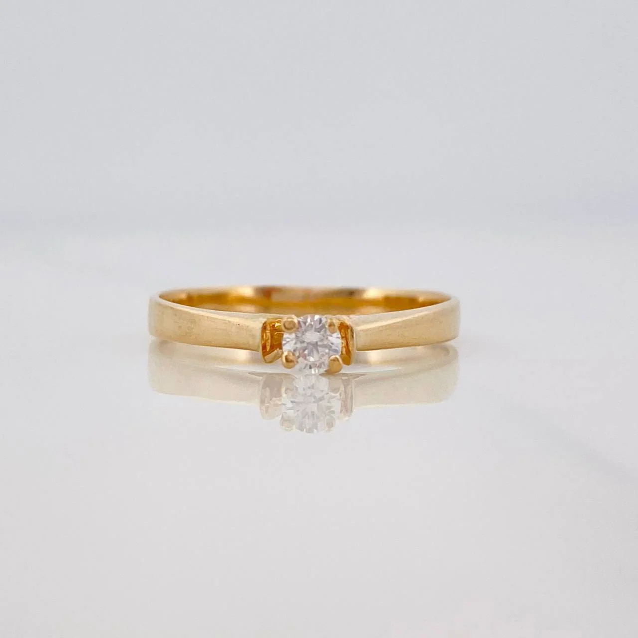 Anillo Solitario 1.6 g / T6 Oro Amarillo 18K