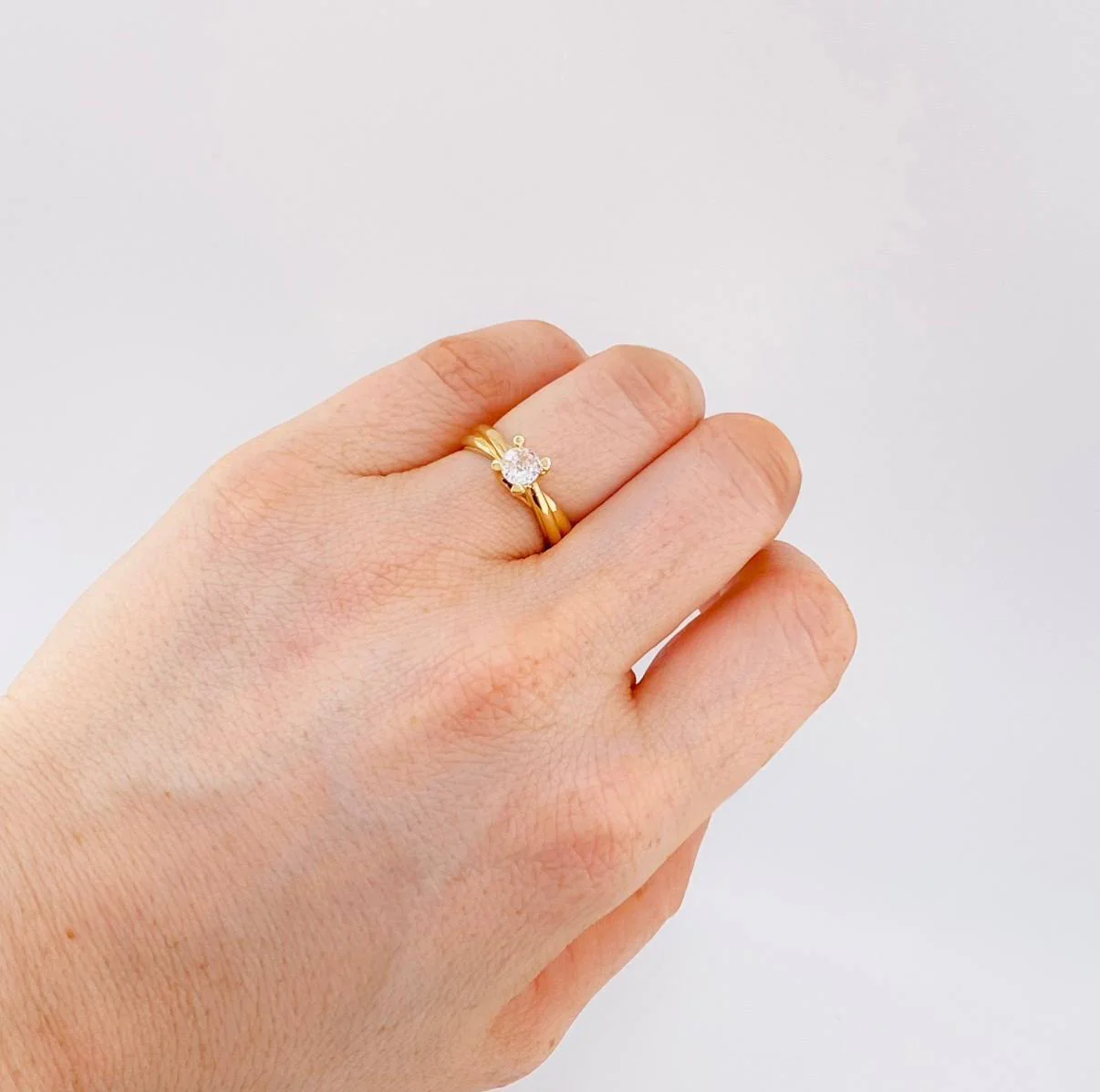 Anillo Solitario Abrazado 3.95 g / T6 1/4 Oro Amarillo 18K - Image 4