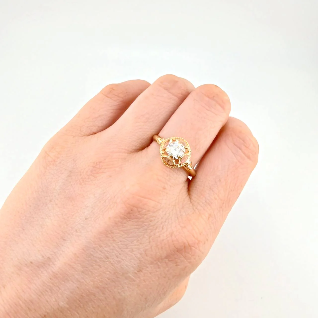 Anillo Solitario Aura Vintage 2 g / T8 1/2 Oro Amarillo 18K - Image 4