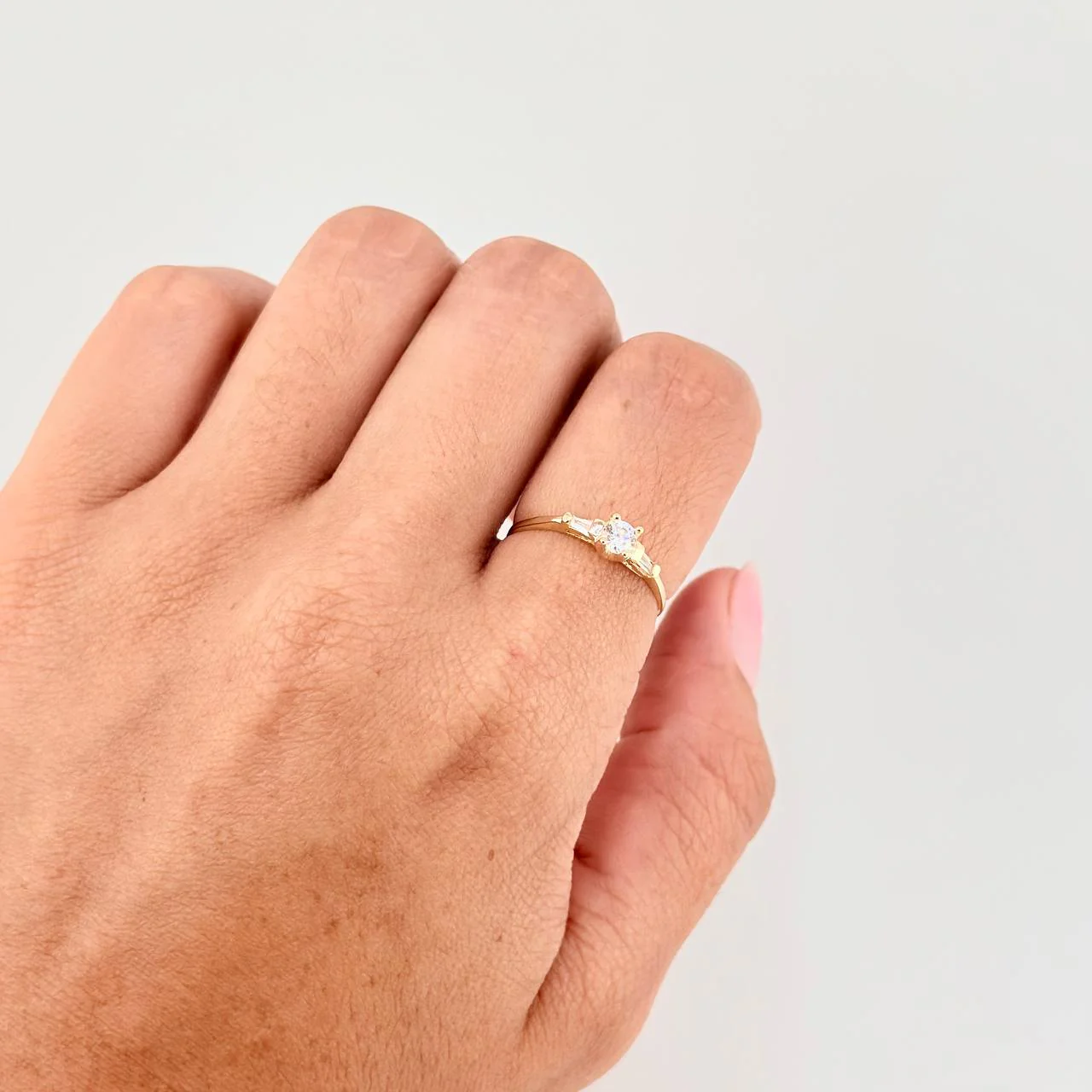 Anillo Solitario Chispas Cuadradas 1 g / T7 3/4 Oro Amarillo 18K - Image 4