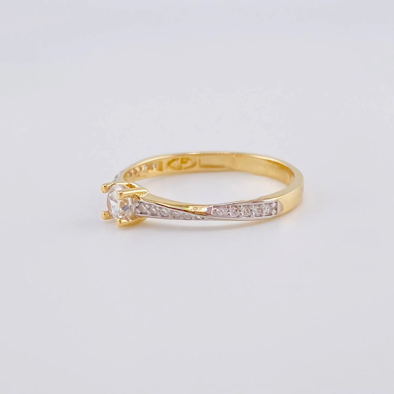 Anillo Solitario Cinta Espiral 1.9 g / T7 3/4 Dos Oros Amarillo Blanco 18K - Image 2