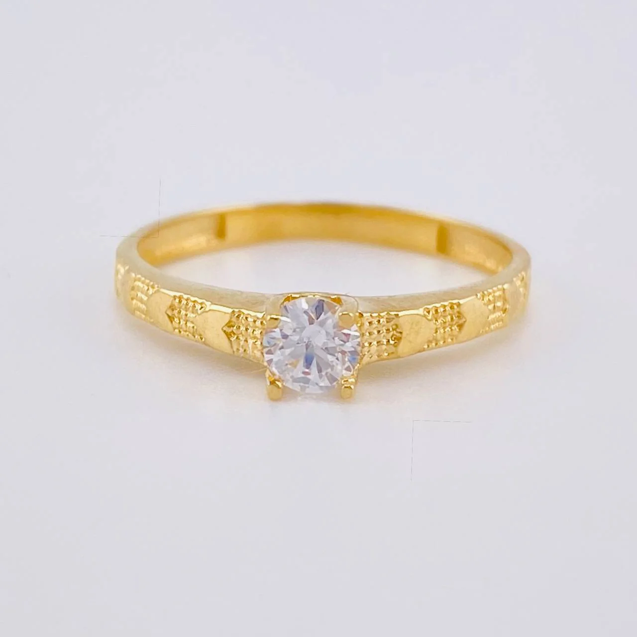 Anillo Solitario Corazones 1.7 g / T7 Oro Amarillo 18K