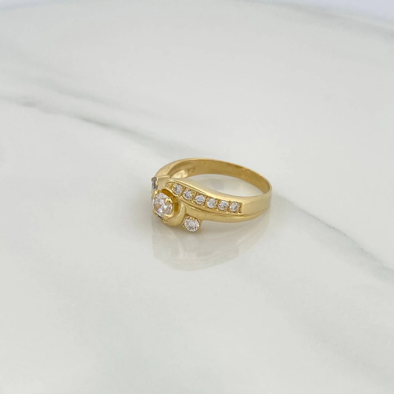 Anillo Solitario Cruzado 5.7gr / T9 / Oro Amarillo 18K $ - Image 3