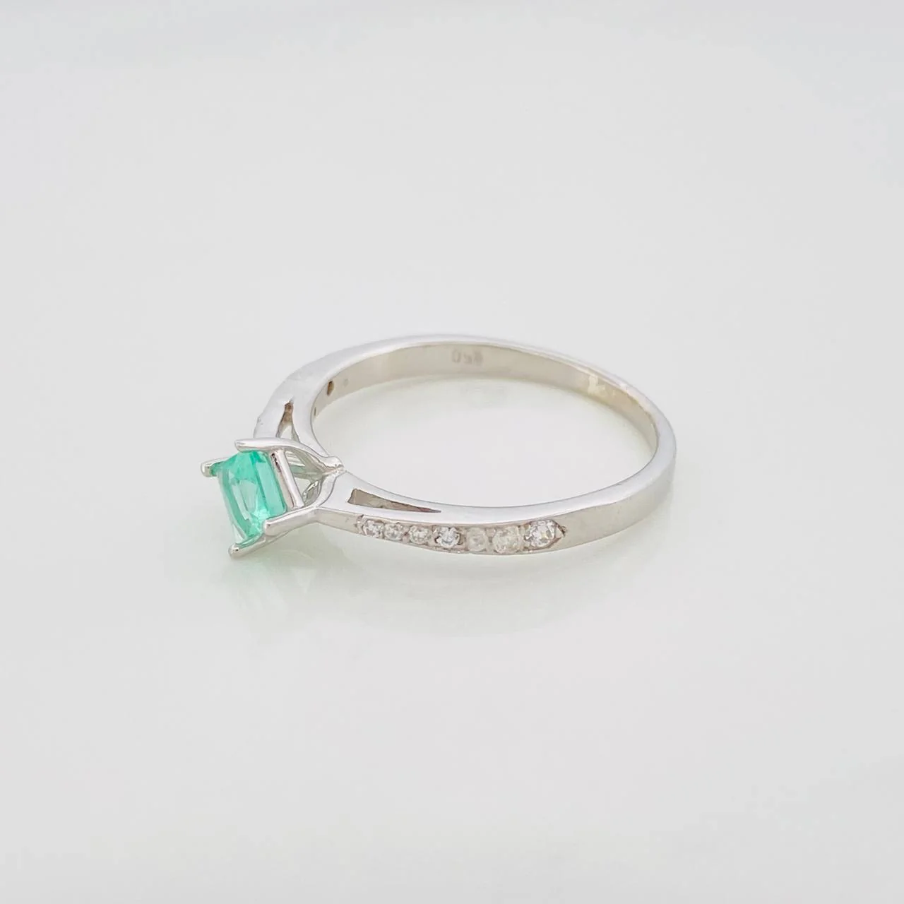 Anillo Solitario Cuatro Garras Esmeralda 32 Pts 1.75 g / T7 1/2 Plata 925 - Image 2