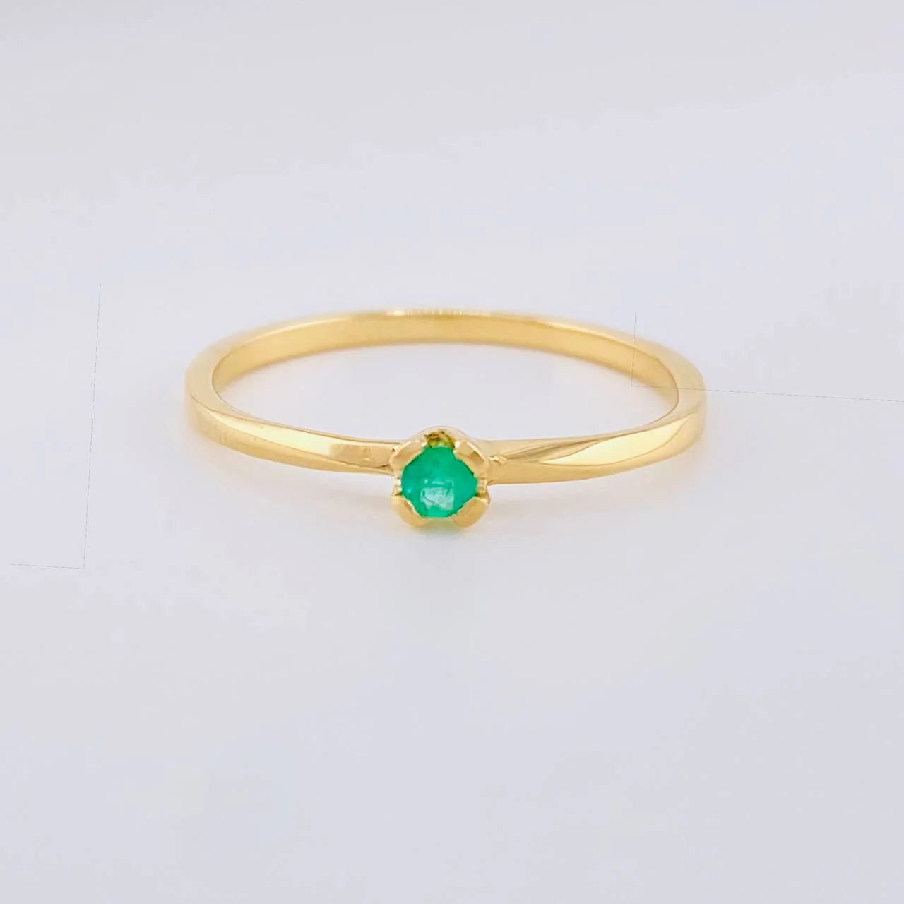 Anillo Solitario Cuatro Garras Esmeralda 6pts 1.55g / T6 3/4 Oro Amarillo 18K